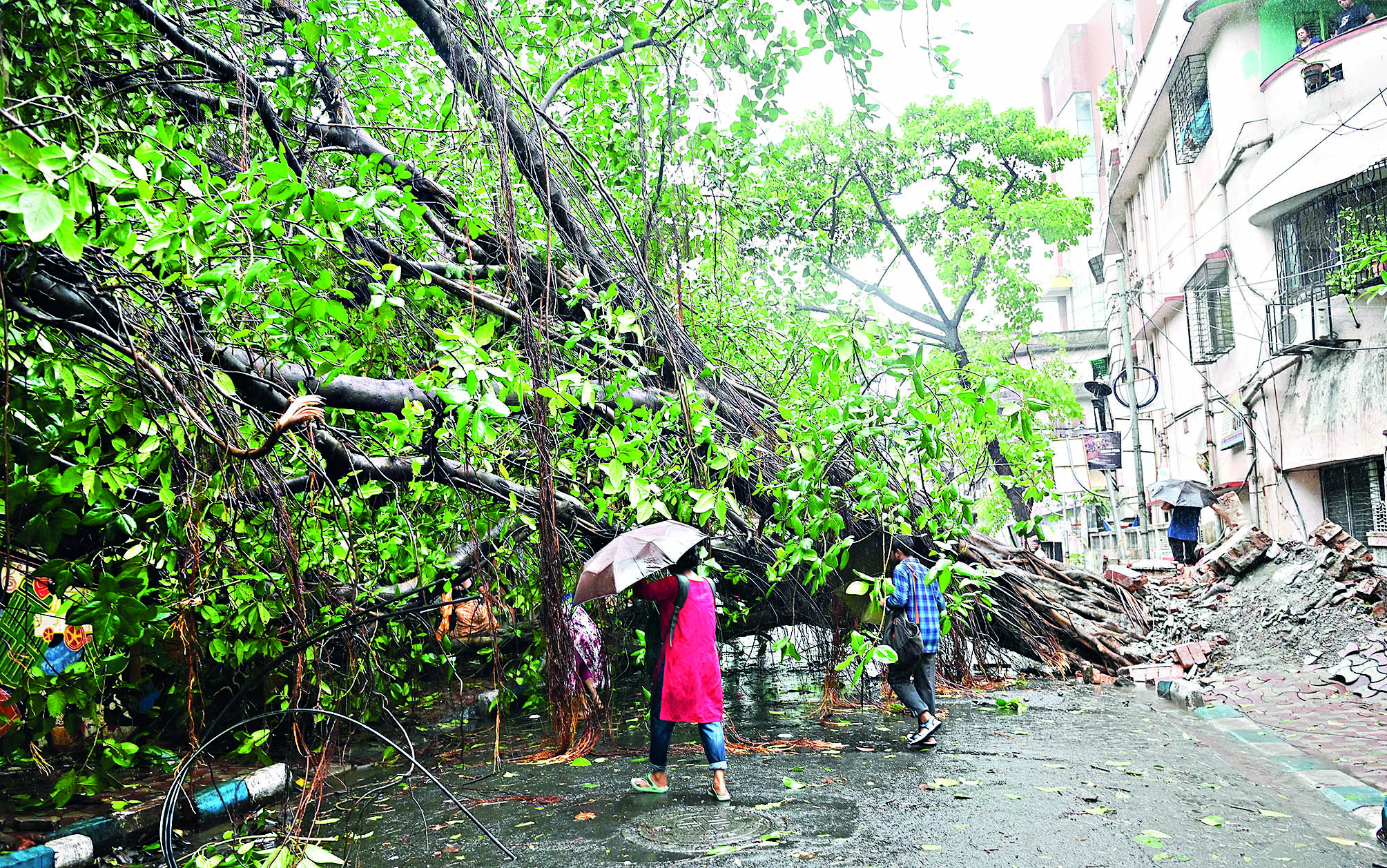 KMC tackles waterlogging in city on war footing after heavy rainfall KMC tackles waterlogging in city on war footing after heavy rainfall
