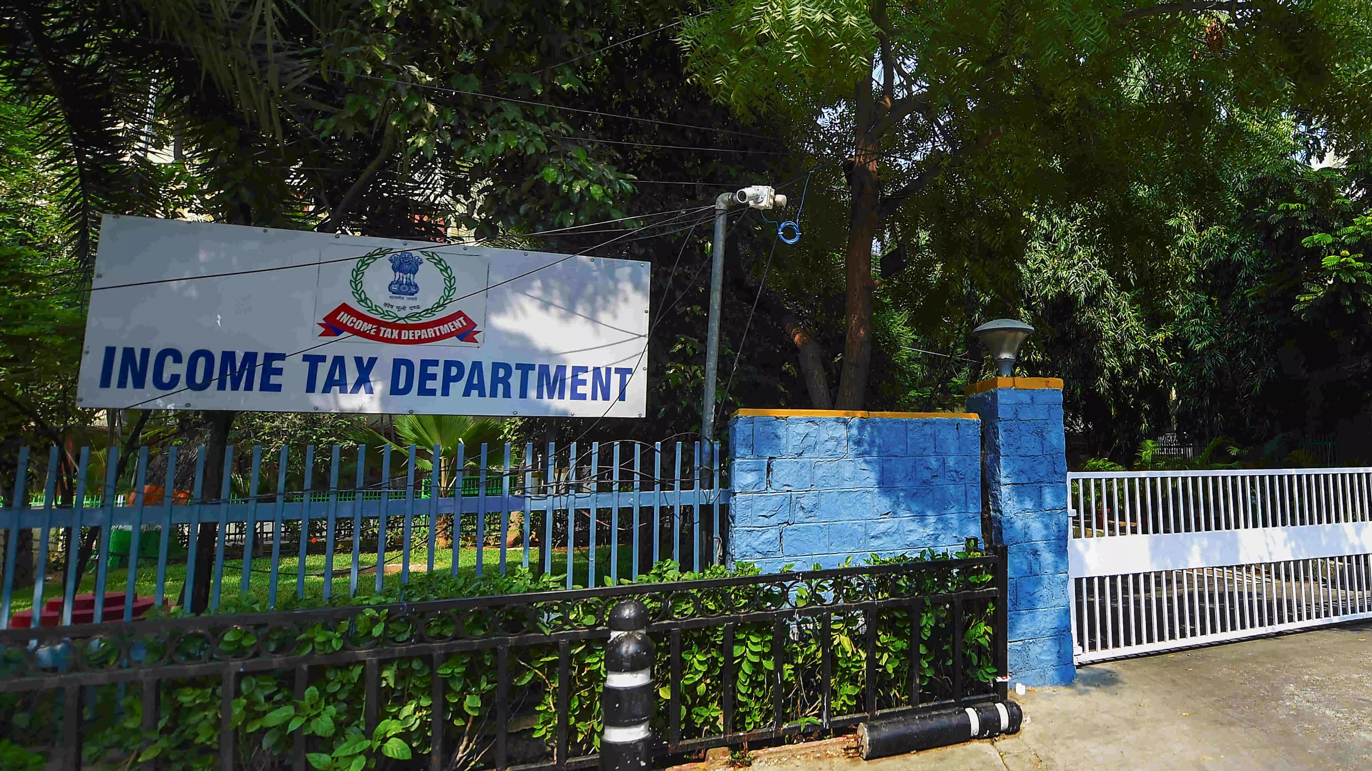 I-T dept asks taxpayers to link PAN with Aadhaar by May 31 to avoid higher TDS deduction I-T dept asks taxpayers to link PAN with Aadhaar by May 31 to avoid higher TDS deduction