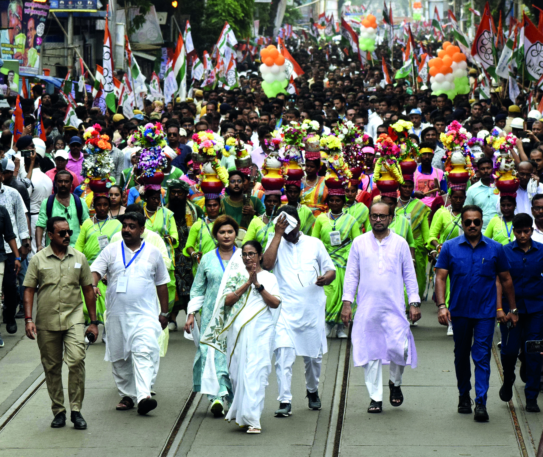 Wind of change is blowing, says Mamata during mega roadshow