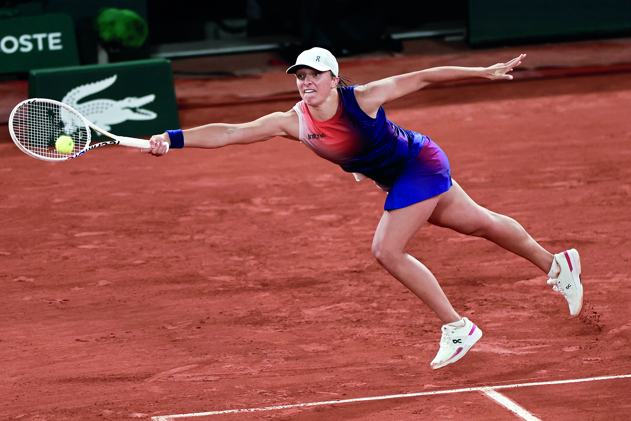 Iga Swiatek saves a match point & comes back to beat Naomi Osaka