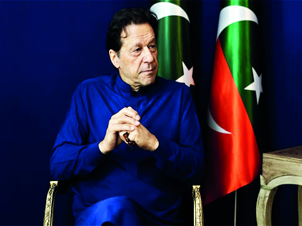 Imran Khan complains about difficulties in getting legal help Imran Khan complains about difficulties in getting legal help