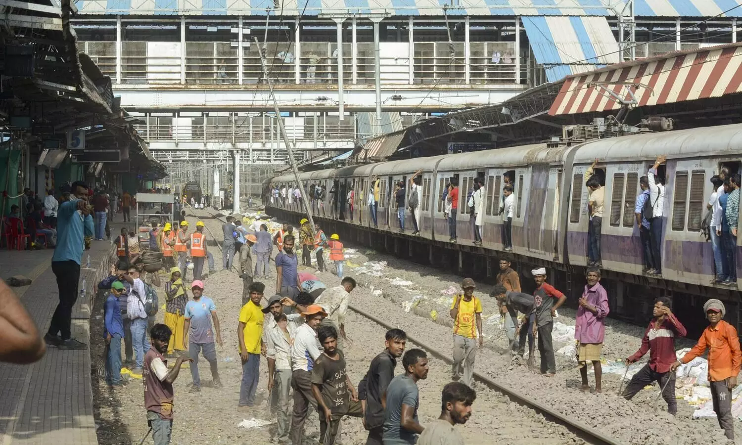 Mumbai central railways 63-hour mega block causes delay, rush on local trains