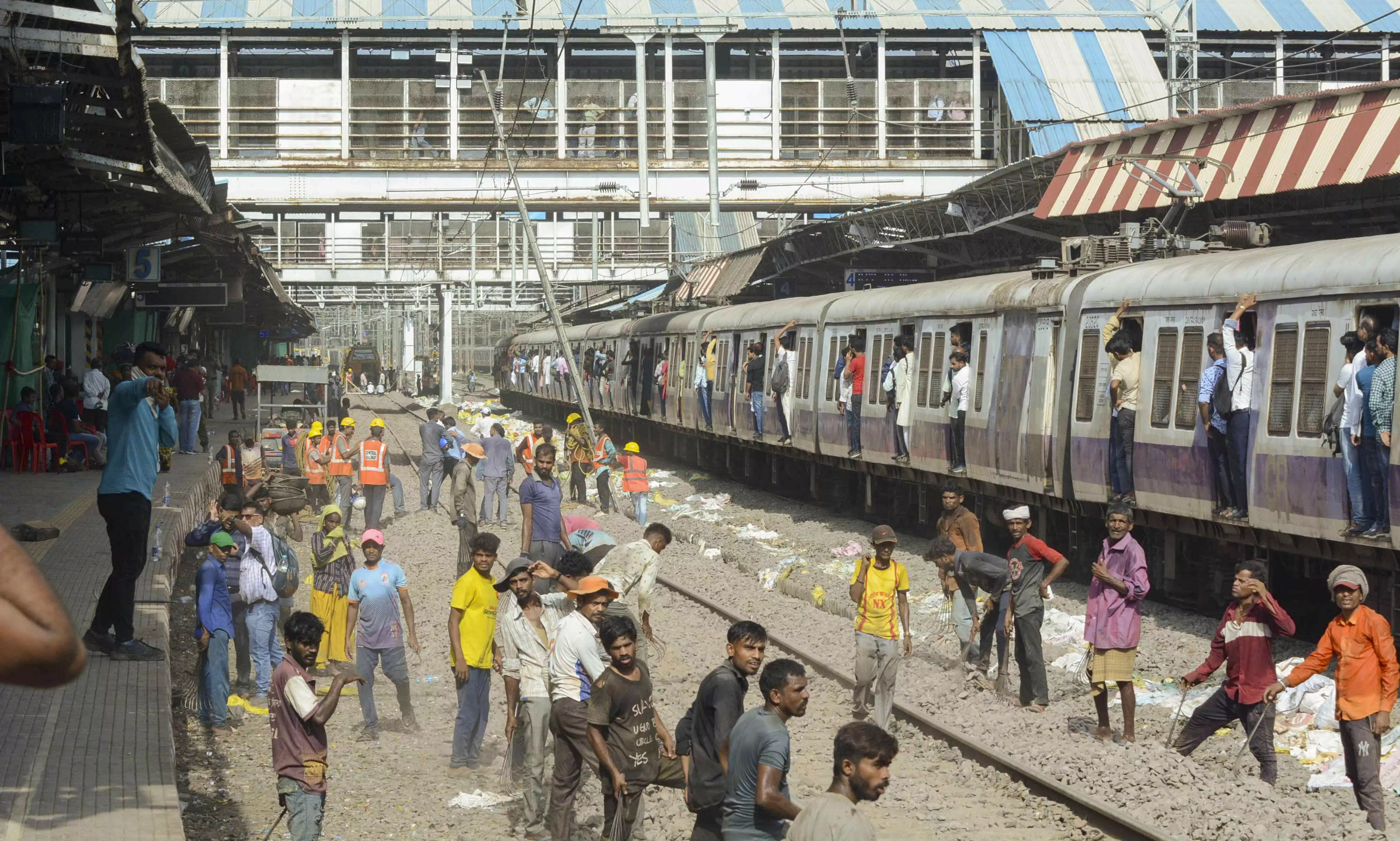 Mumbai central railways 63-hour mega block causes delay, rush on local trains