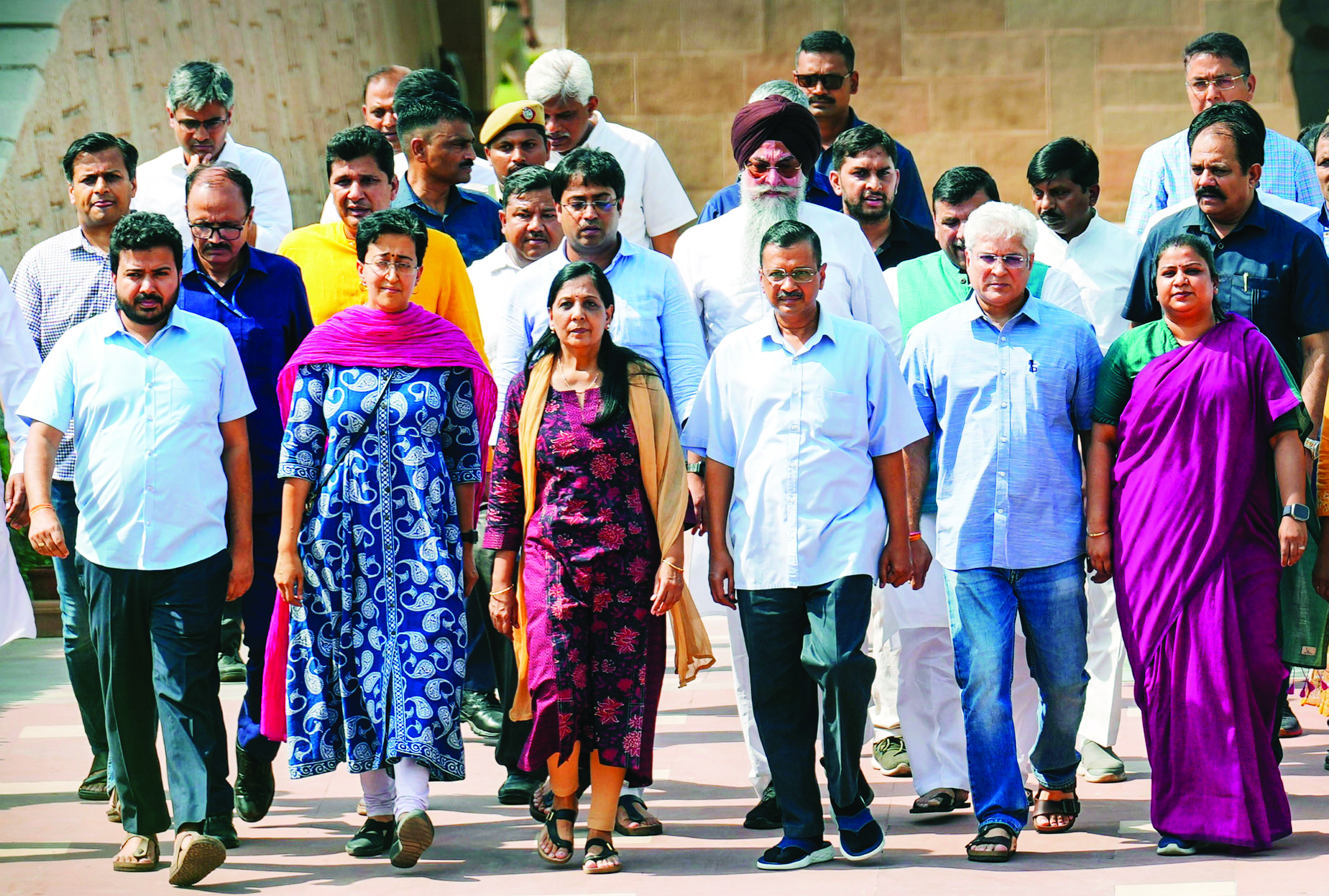 Kejriwal hugs children, touches parents’ feet before surrendering