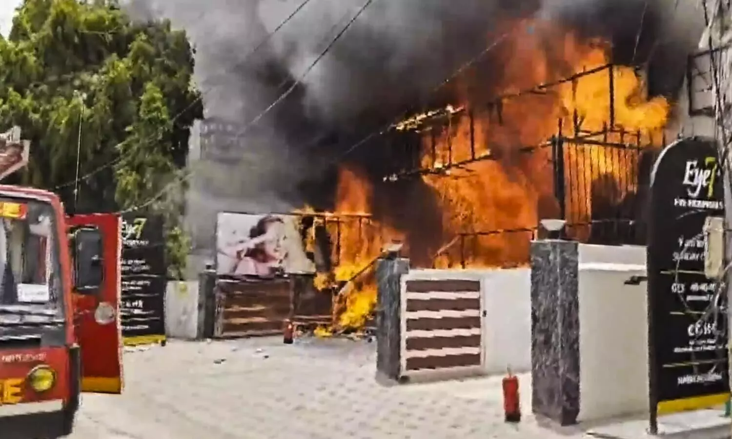 Fire erupts at Delhi eye hospital, 12 fire tenders rush to scene