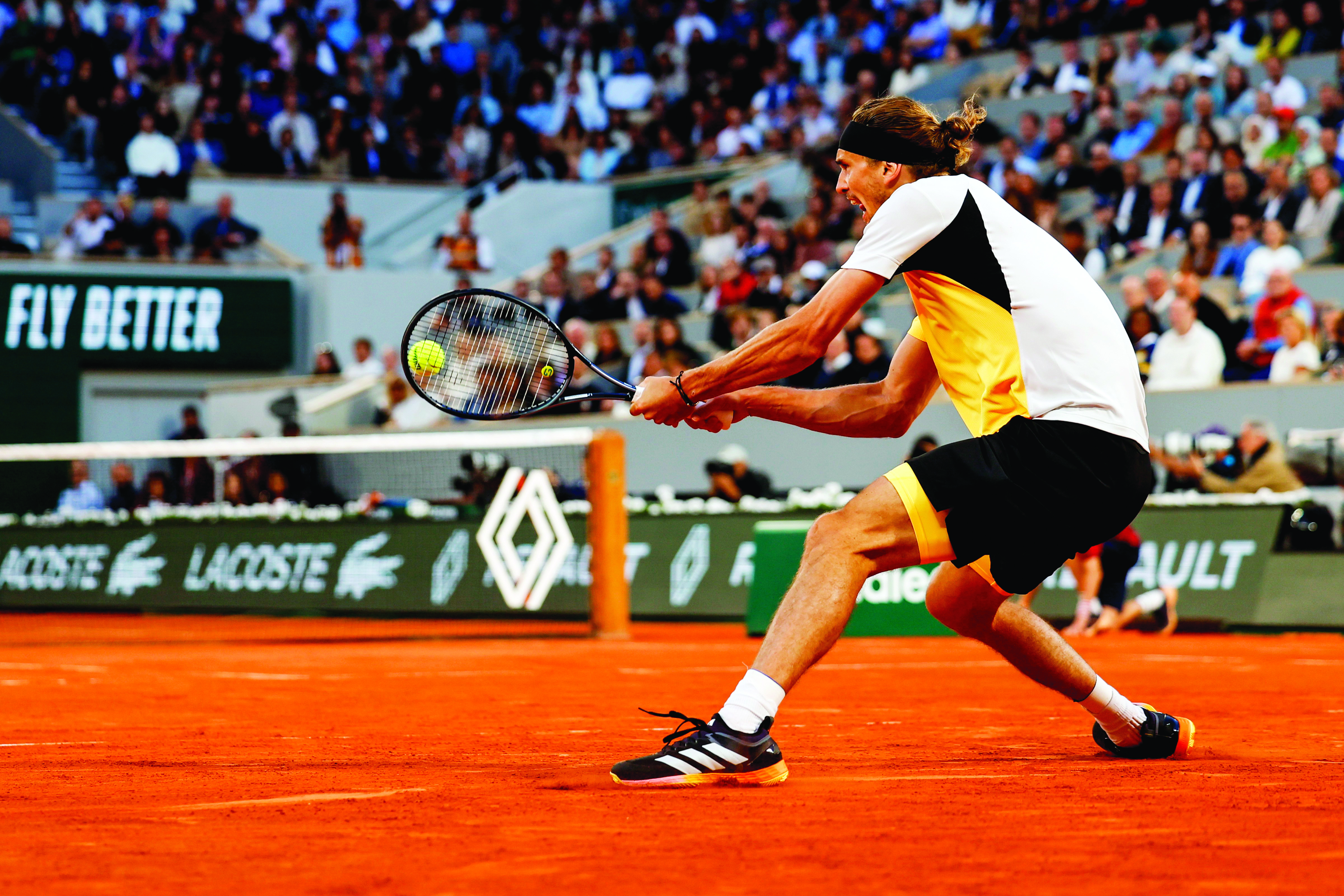 Zverev reaches his 4th consecutive semi-final as trial proceeds