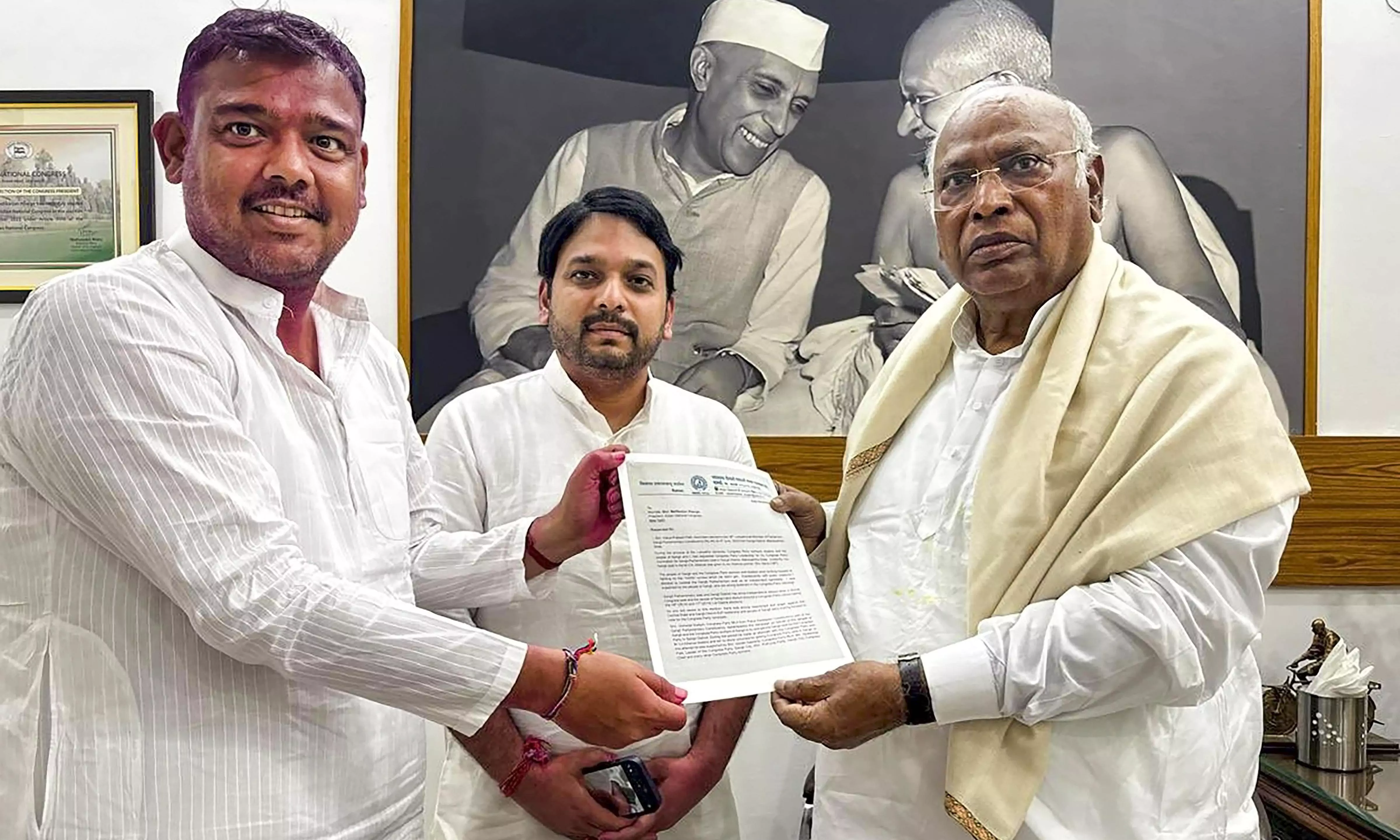 Independent LS member from Maharashtra extends support to Congress