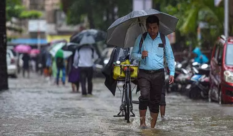 Heavy rains lash Thane, Palghar; waterlogging in some areas Heavy rains lash Thane, Palghar; waterlogging in some areas