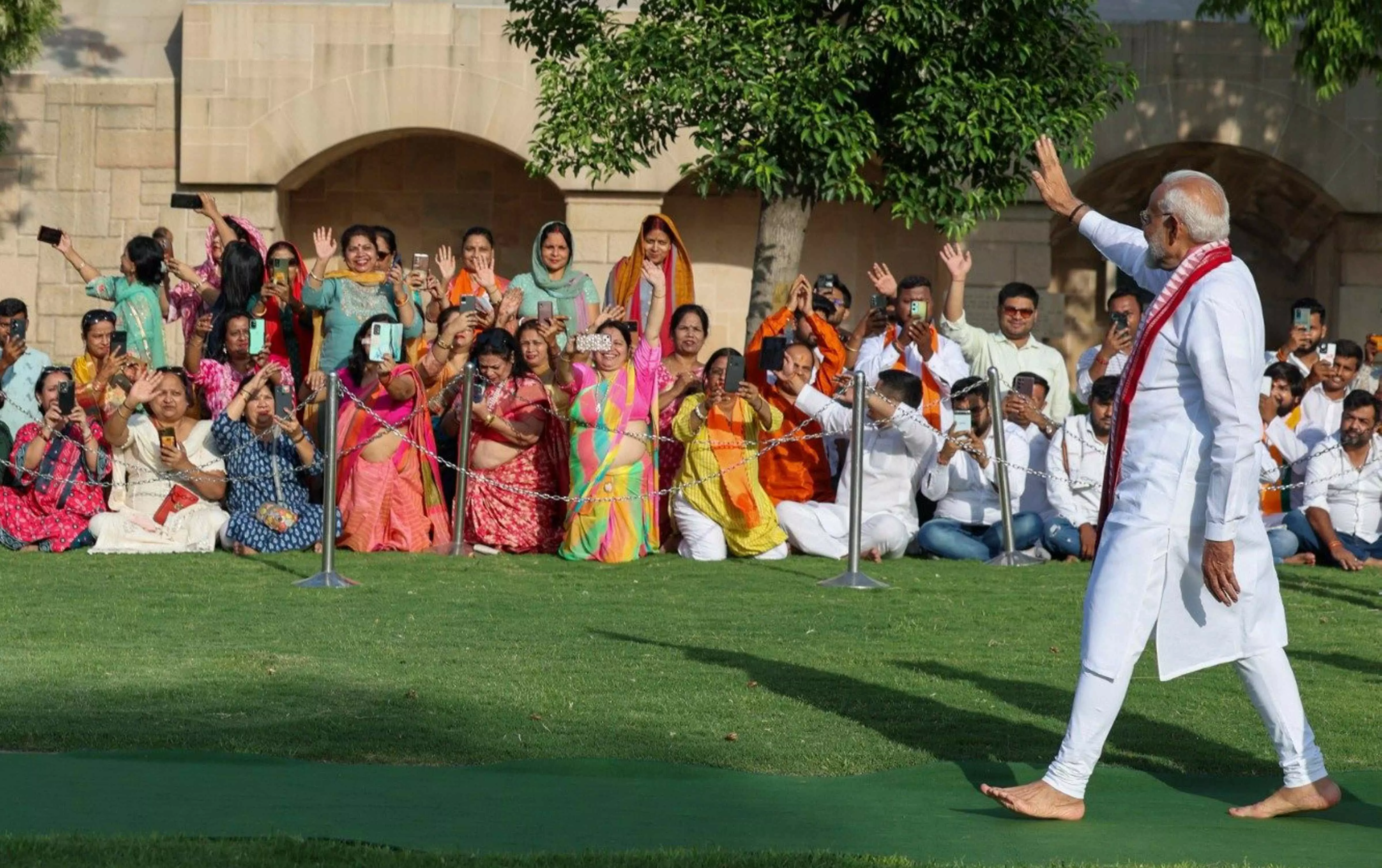Modi pays tribute at Mahatma Gandhi memorial