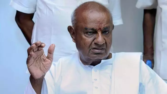 Deve Gowda slams Congs arrogance, backs Modi govt