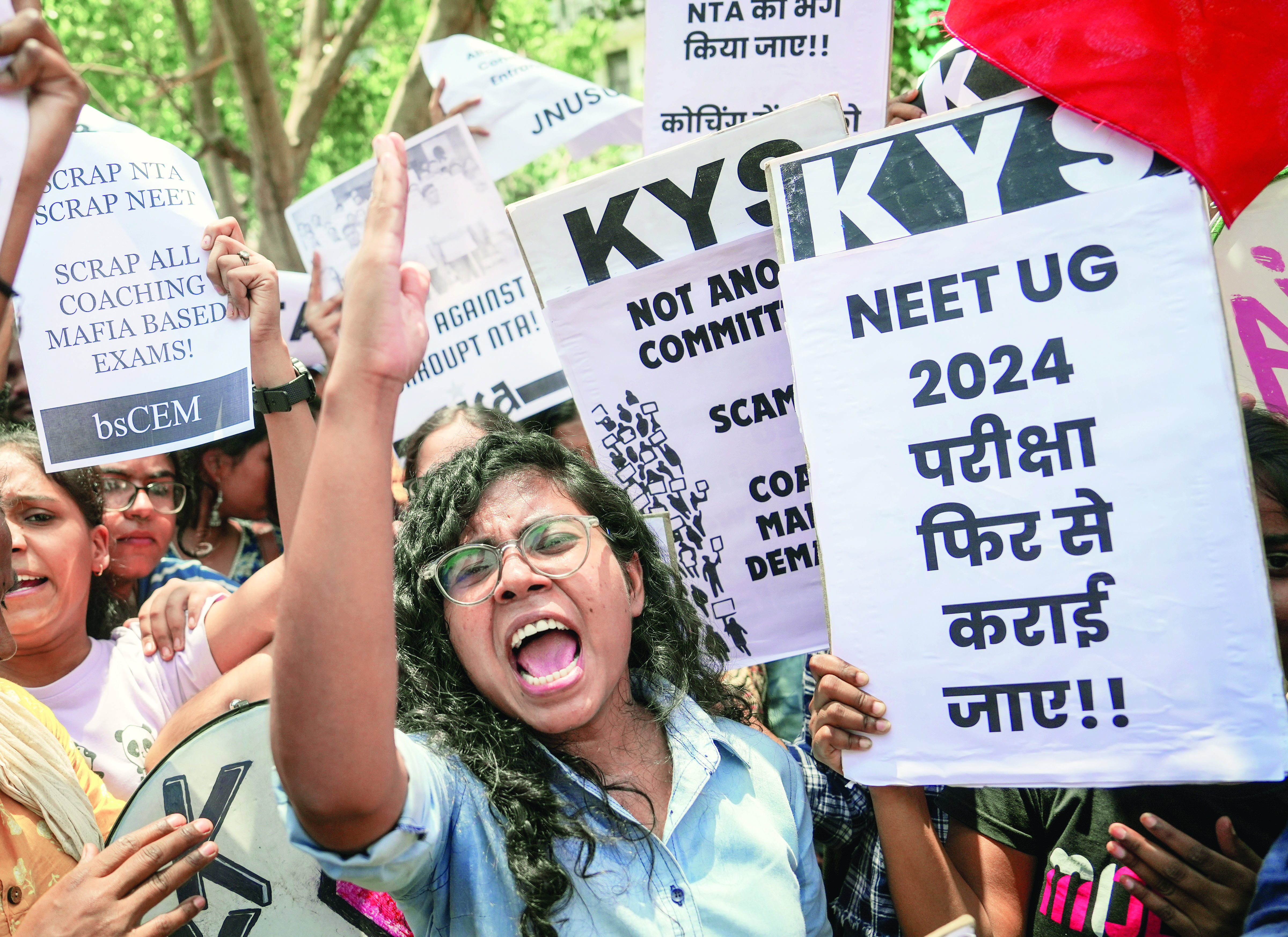 Students protest near edu ministry, demand probe Students protest near edu ministry, demand probe