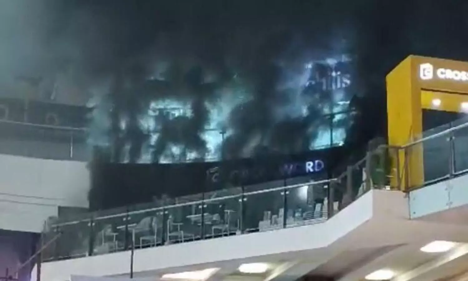 Massive fire at shopping mall in Kolkata