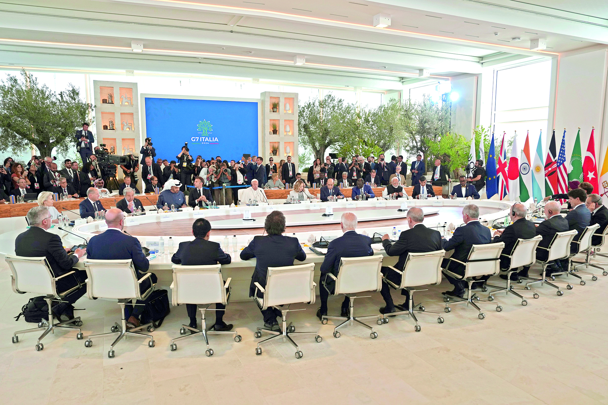 G7 leaders tackle issue of migration on second day of summit