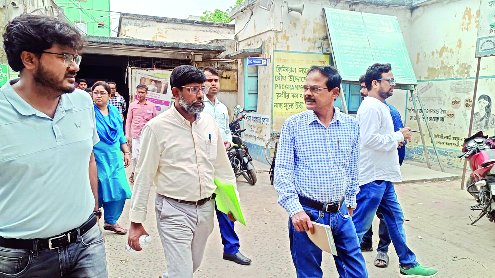 Malda: State expert committee on avian   flu visits affected child in Kaliachak