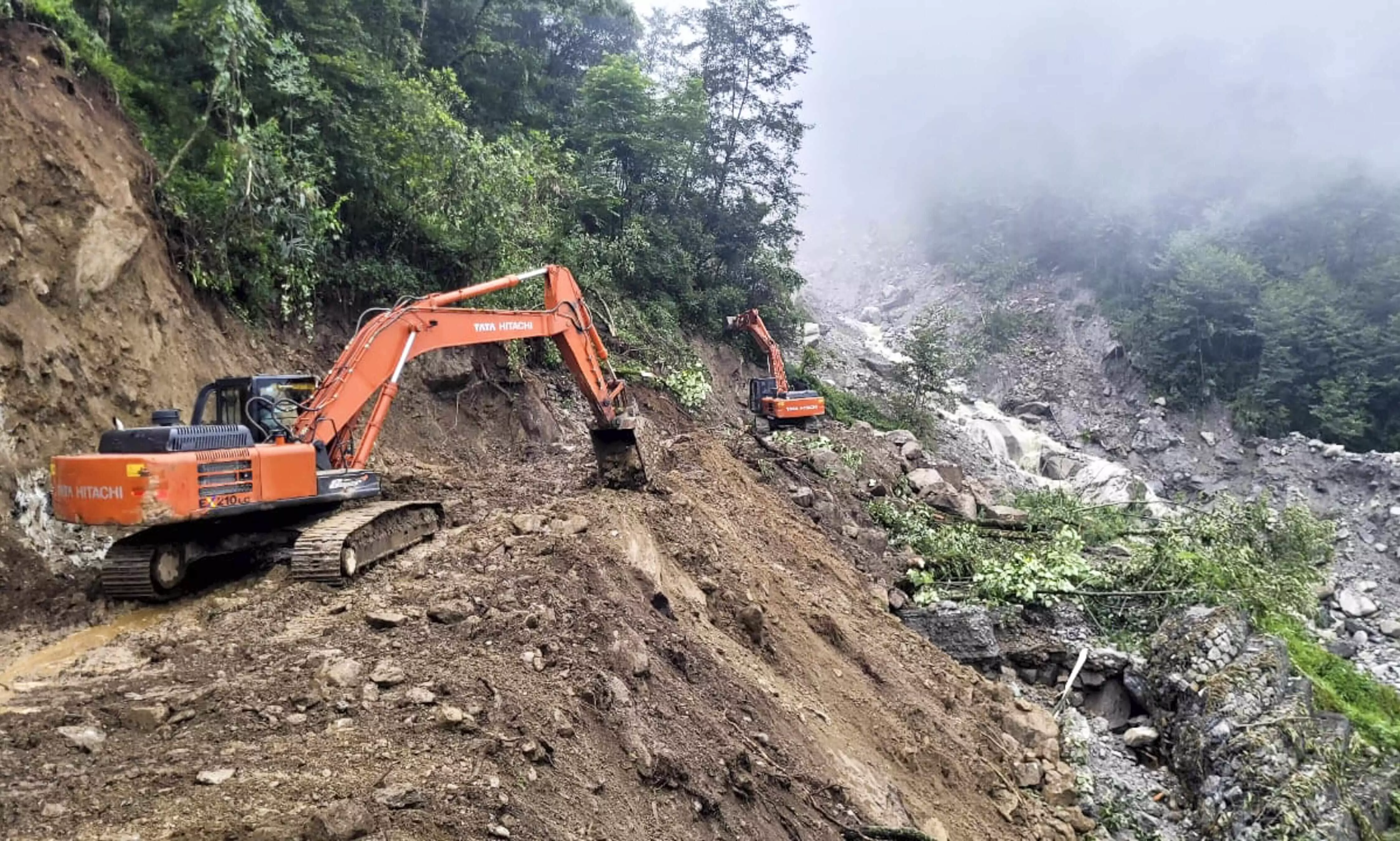 Sikkim: Evacuation of stranded tourists begins from Lachung
