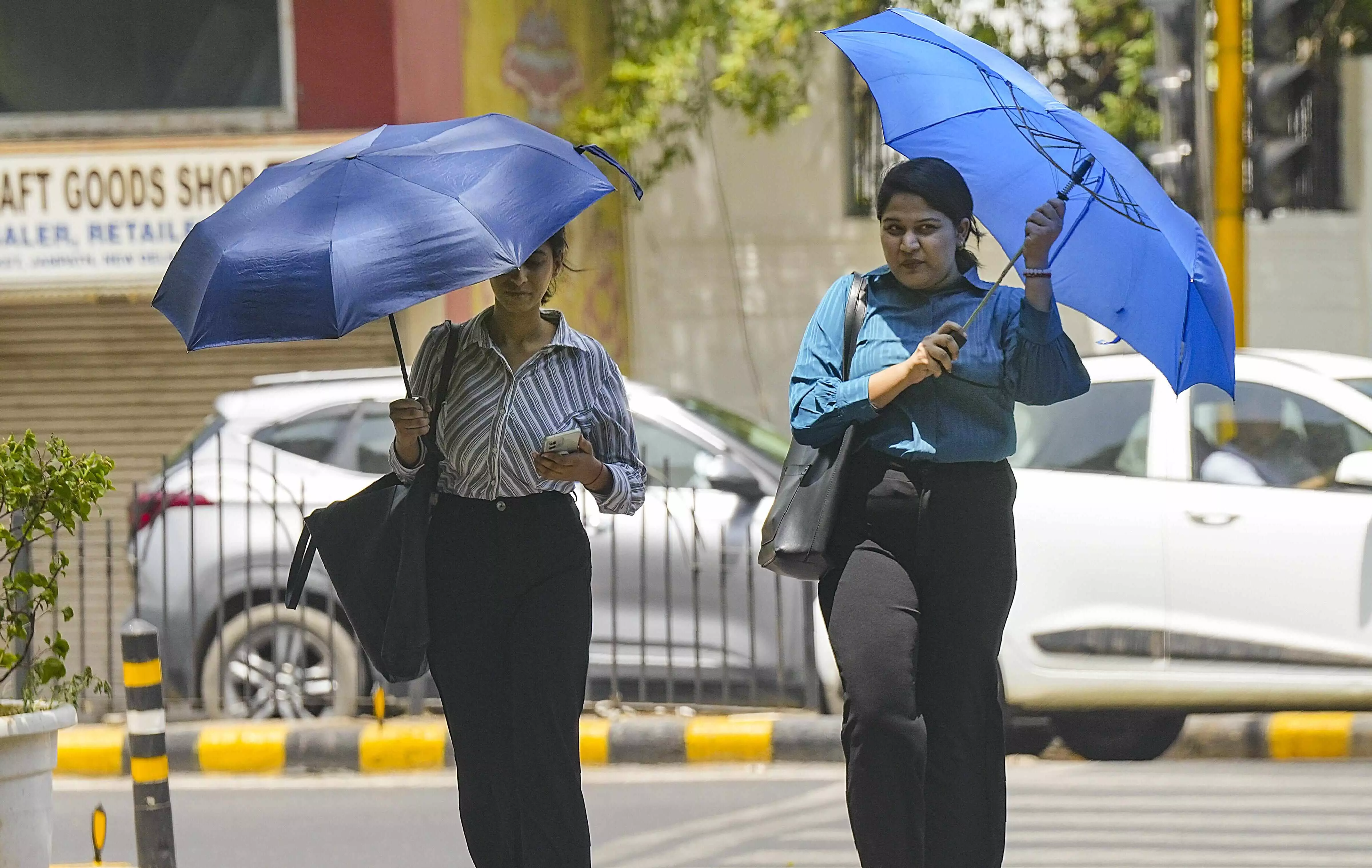 Delhi sizzles: Heatwave with 45°C forecast, red alert issued