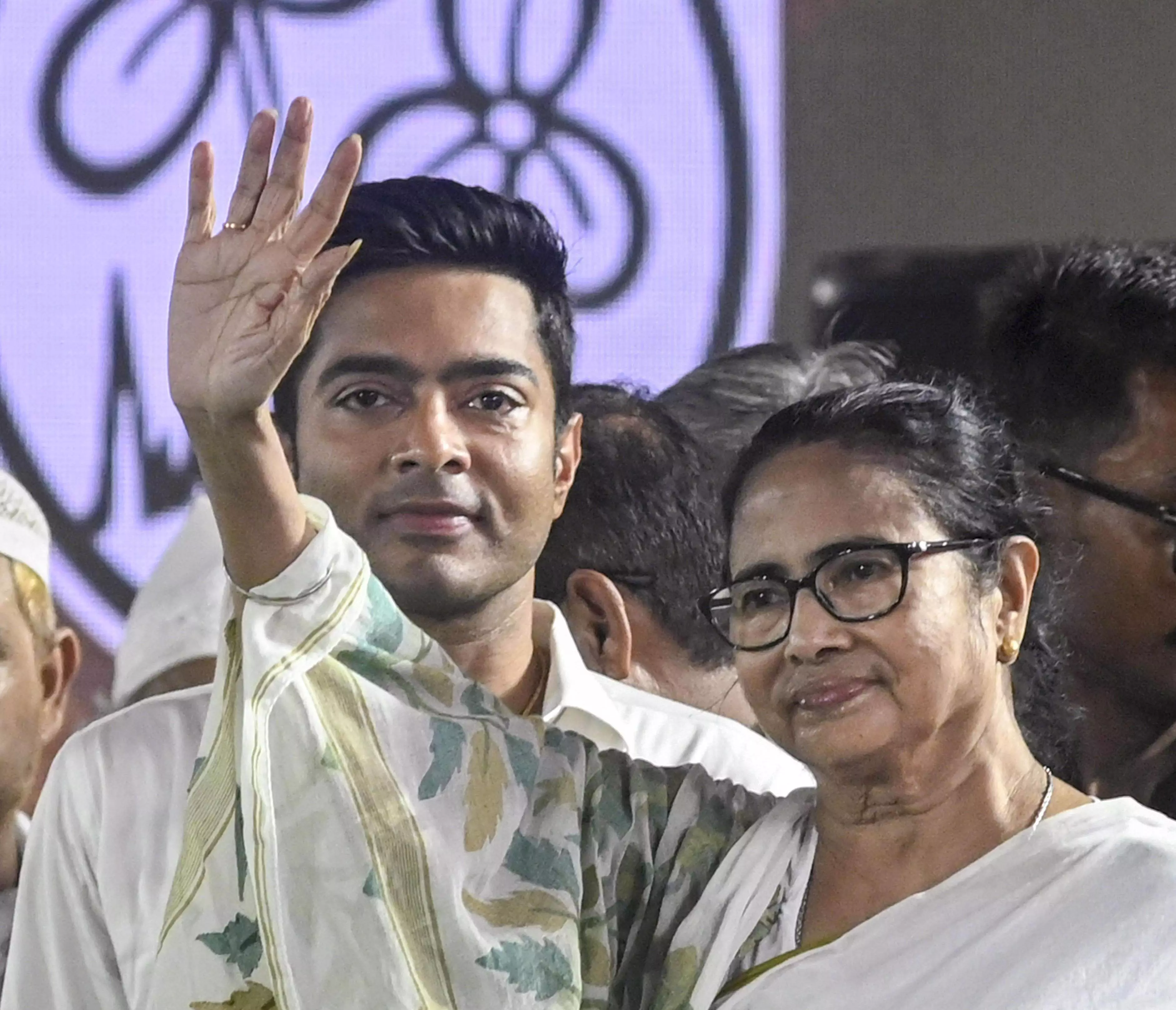Mamata meets BJP MP Ananta Maharaj in Cooch Behar Mamata meets BJP MP Ananta Maharaj in Cooch Behar