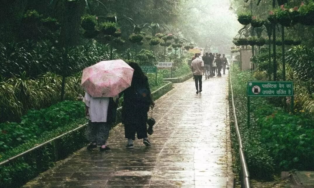 Rain brings relief from intense heat in Delhi Rain brings relief from intense heat in Delhi