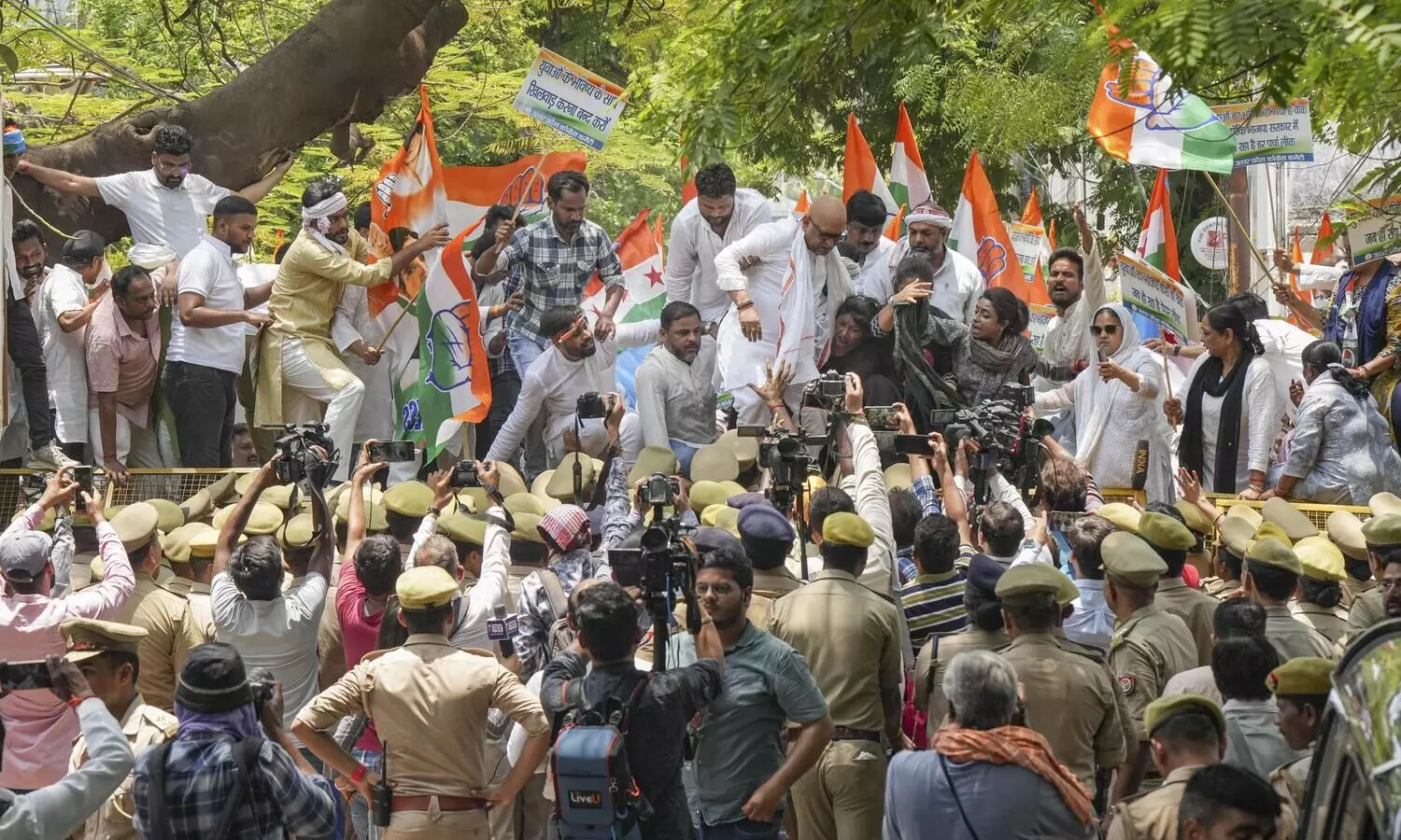 Congress student wing protests NEET issue at Minister Reddys residence