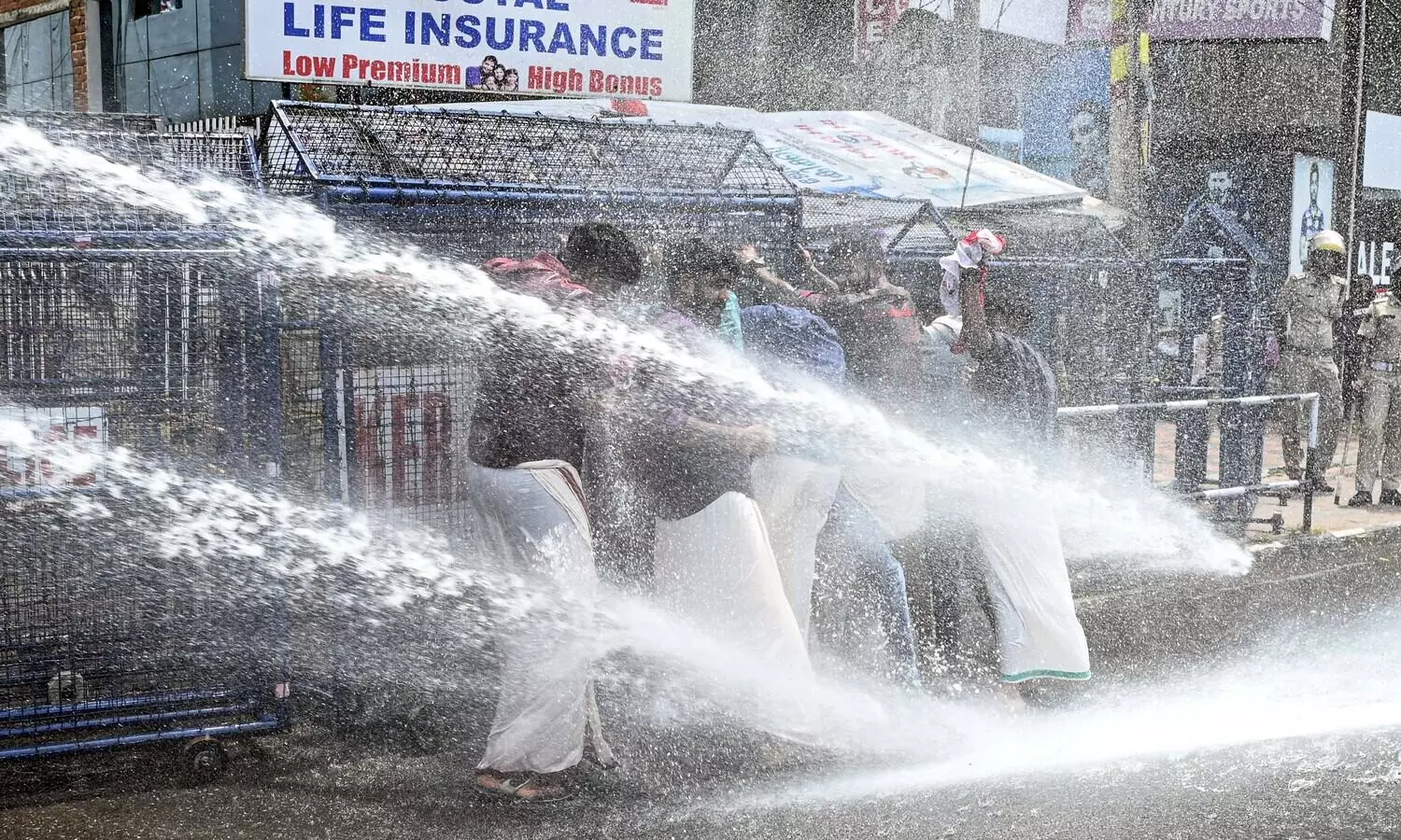 Delhi Police uses water cannon on protesters over water shortage
