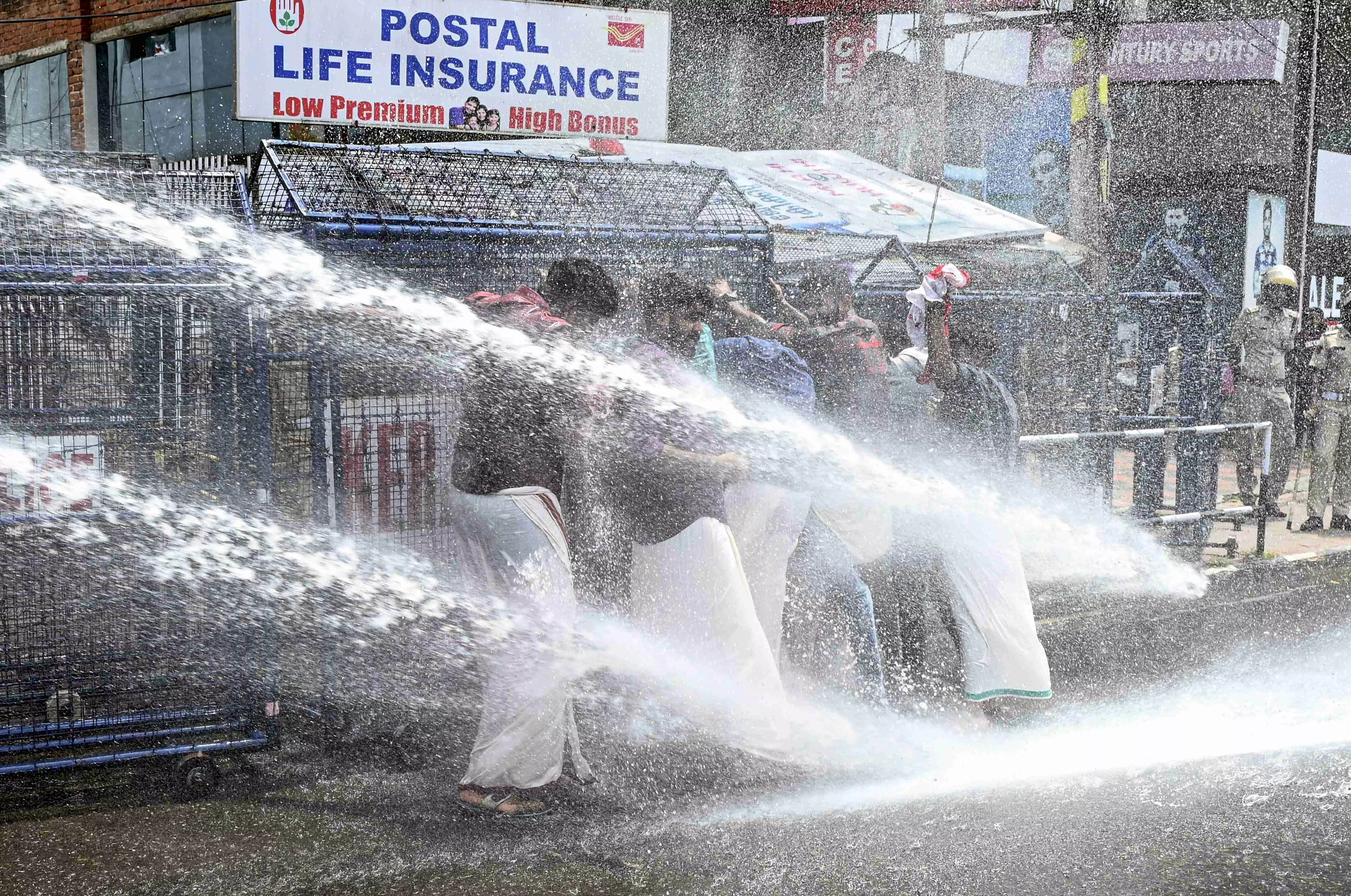 Delhi Police uses water cannon on protesters over water shortage