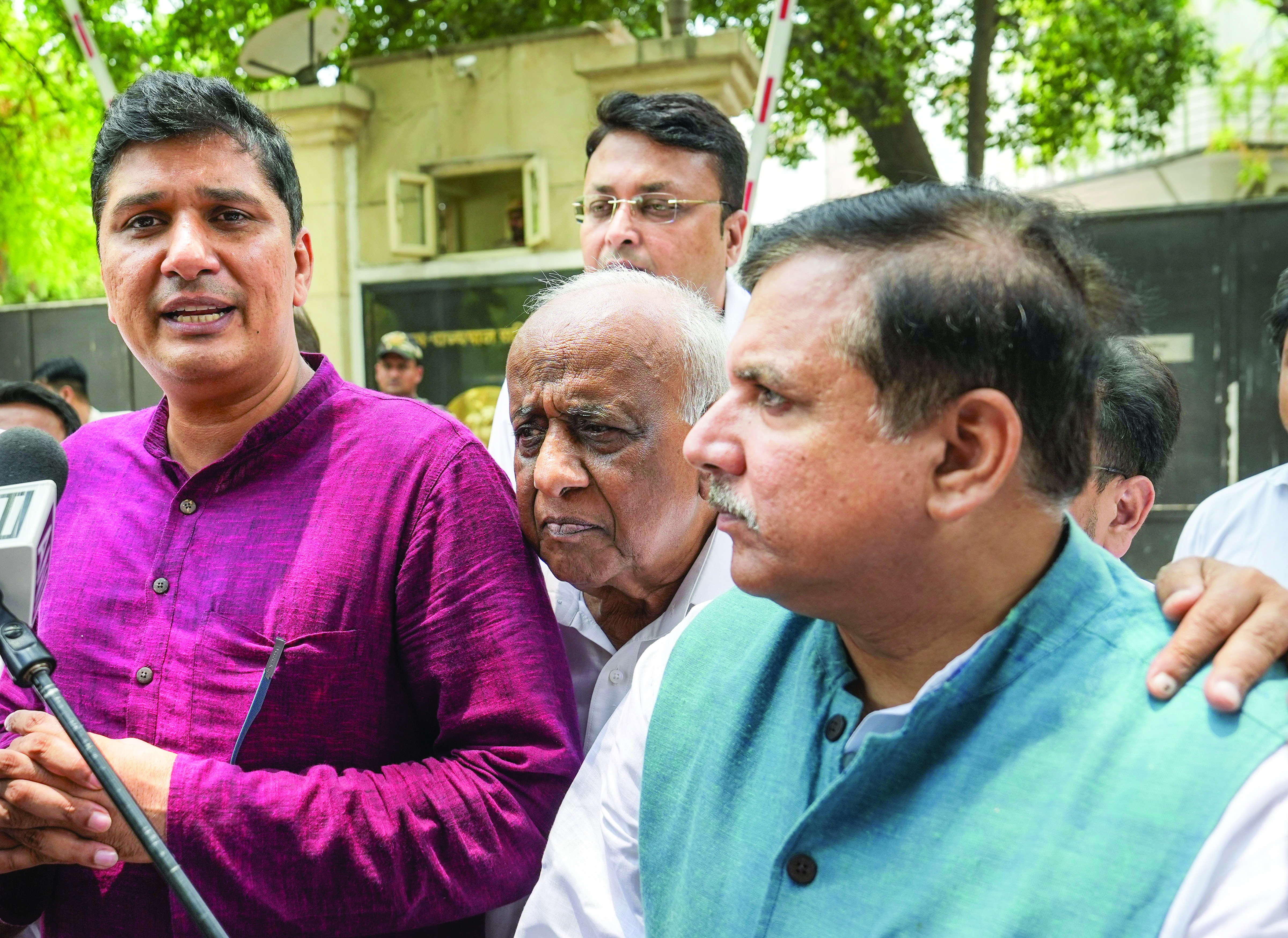 L-G assures AAP delegation of his commitment to resolving issue