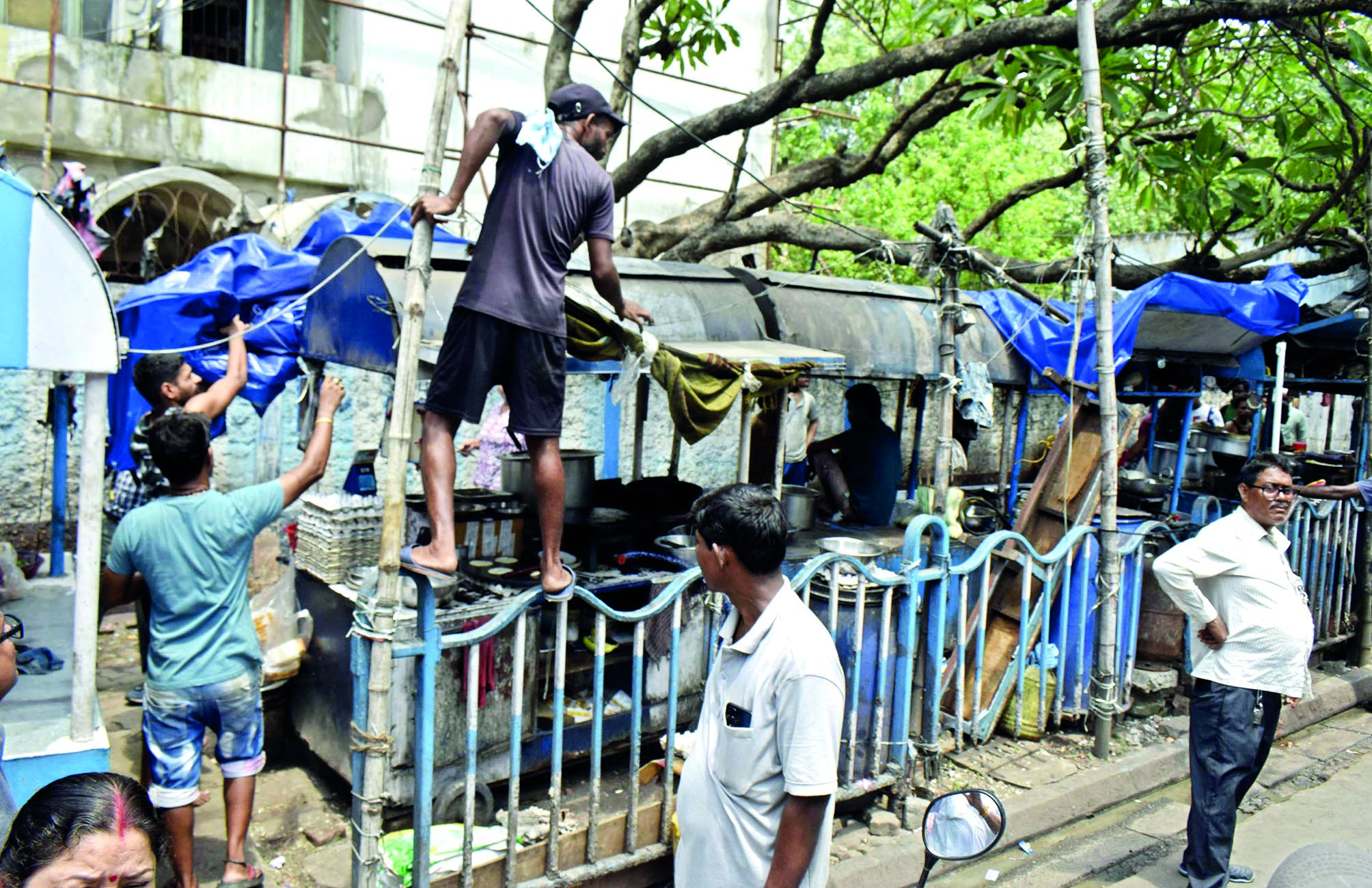 KMC, police swoop down on hawkers