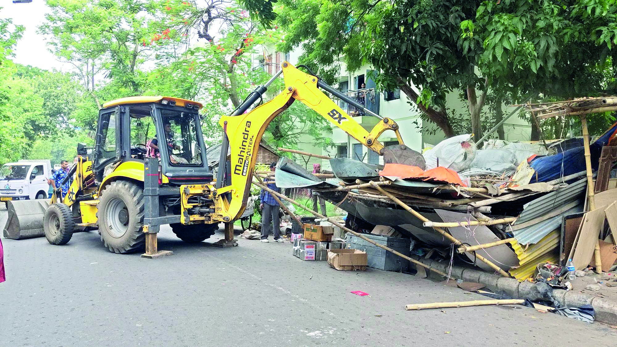 Bidhannagar: Police crack down on hawkers occupying roads and footpaths Bidhannagar: Police crack down on hawkers occupying roads and footpaths