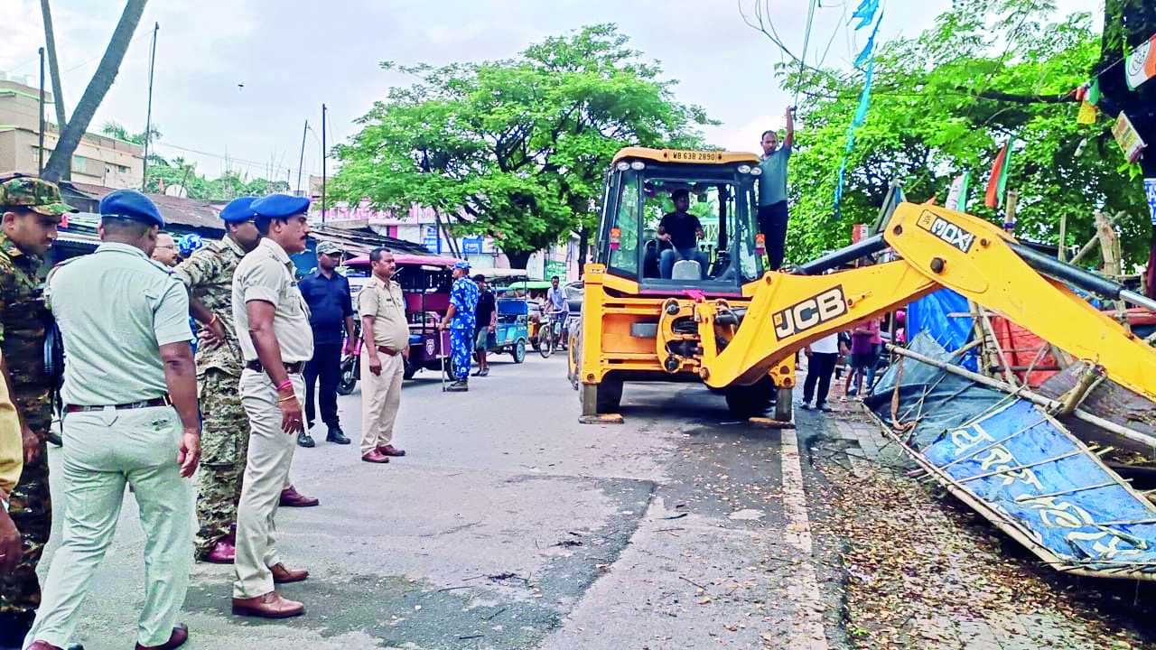 Police clear encroachments in Cooch Behar