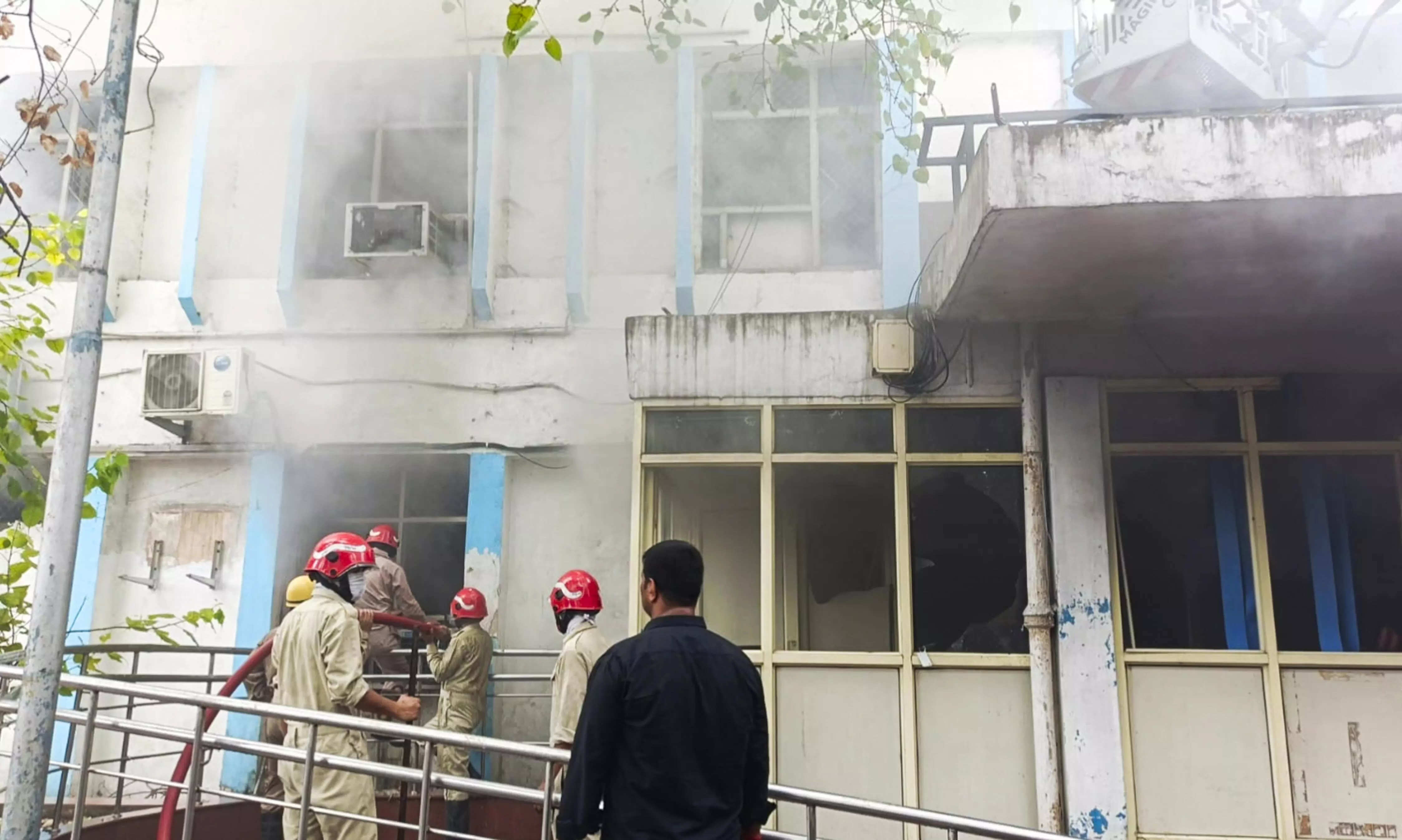 Fire breaks out in Safdarjung Hospitals old emergency building Fire breaks out in Safdarjung Hospitals old emergency building