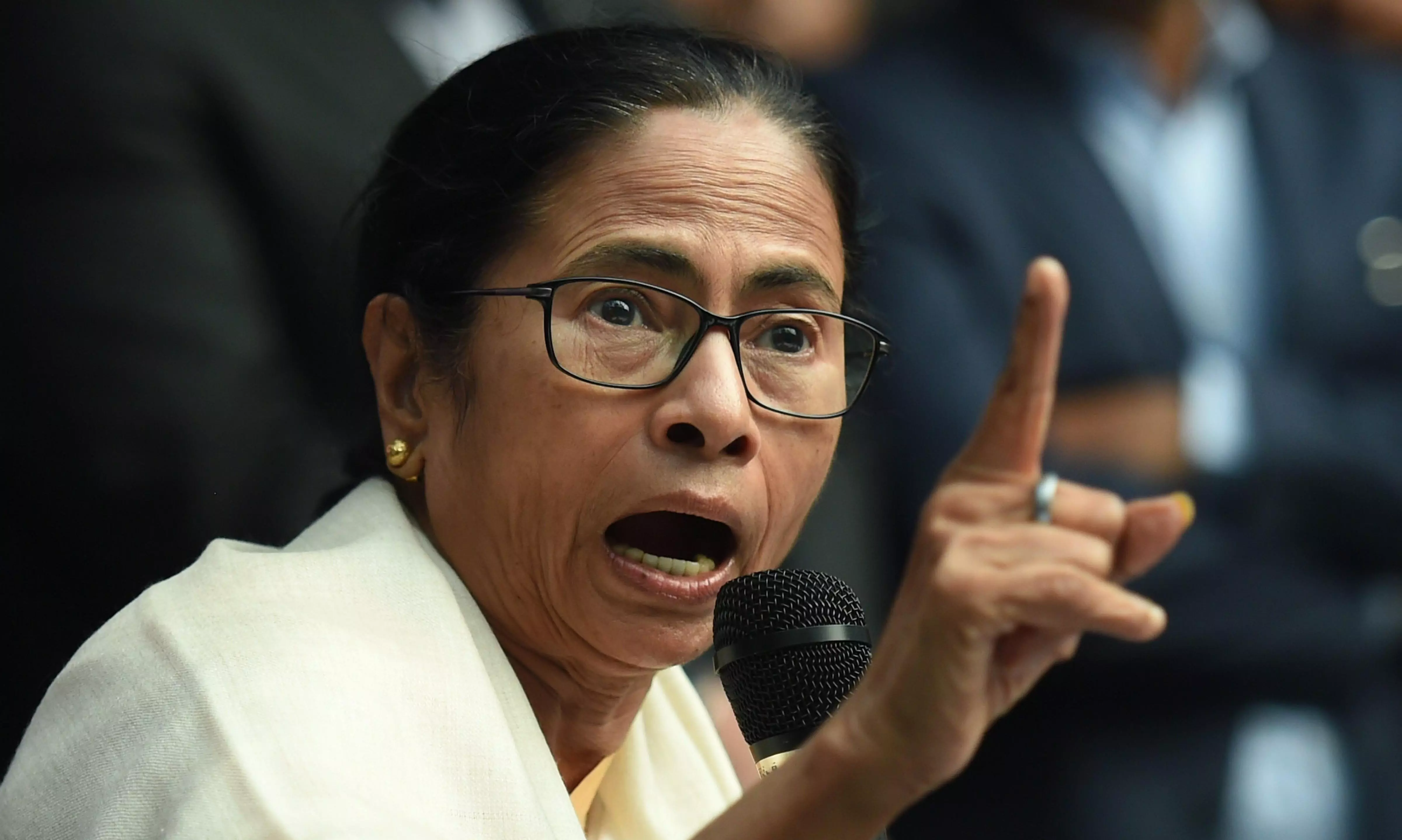 After Mamatas outburst, police begin evicting encroachers from footpaths in Kolkata After Mamatas outburst, police begin evicting encroachers from footpaths in Kolkata