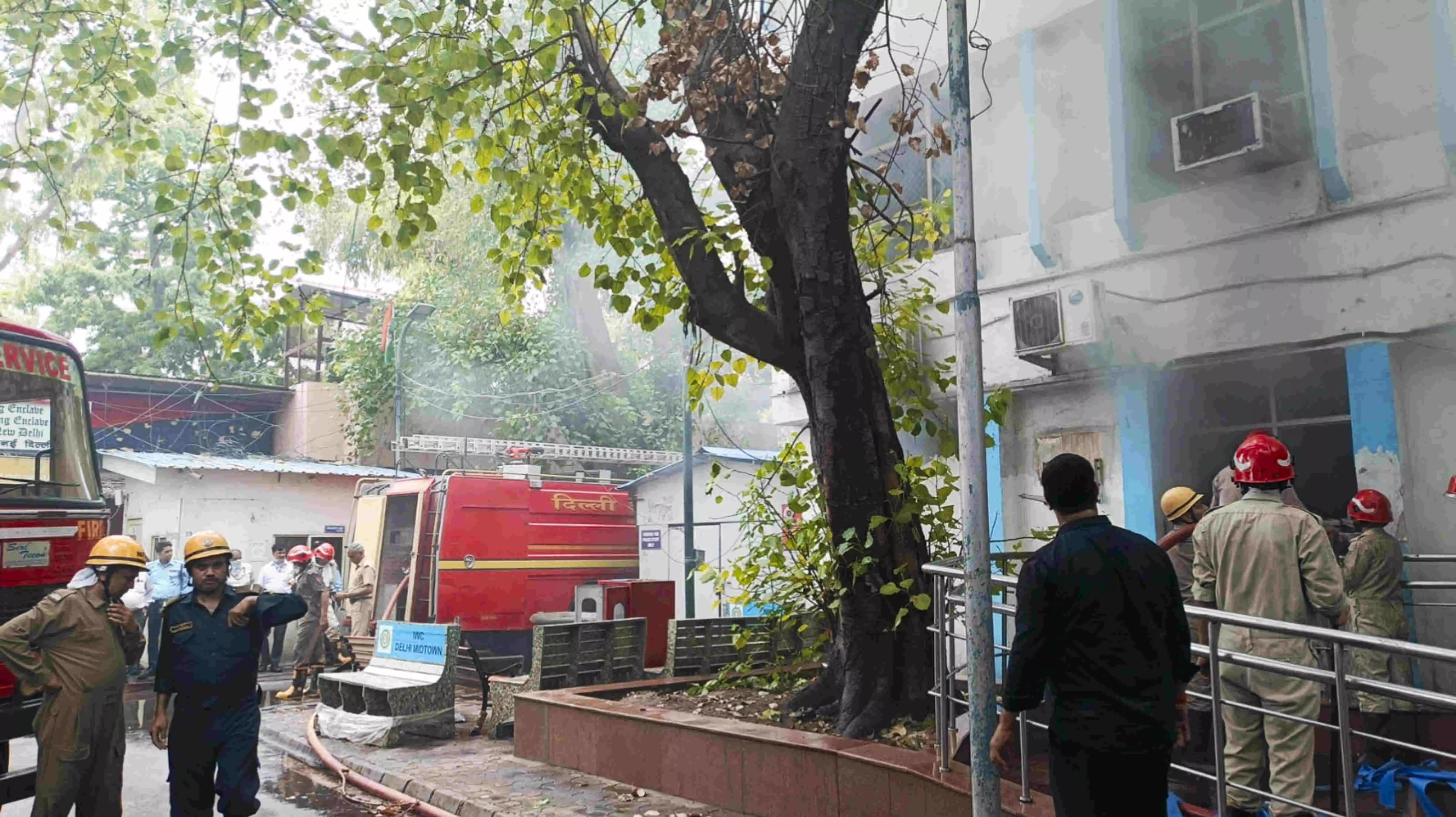 Fire breaks out in Safdarjung Hospitals old emergency building, nurse rescued from third floor Fire breaks out in Safdarjung Hospitals old emergency building, nurse rescued from third floor