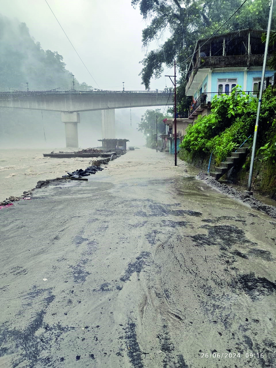 Heavy rains push up water level of River Teesta