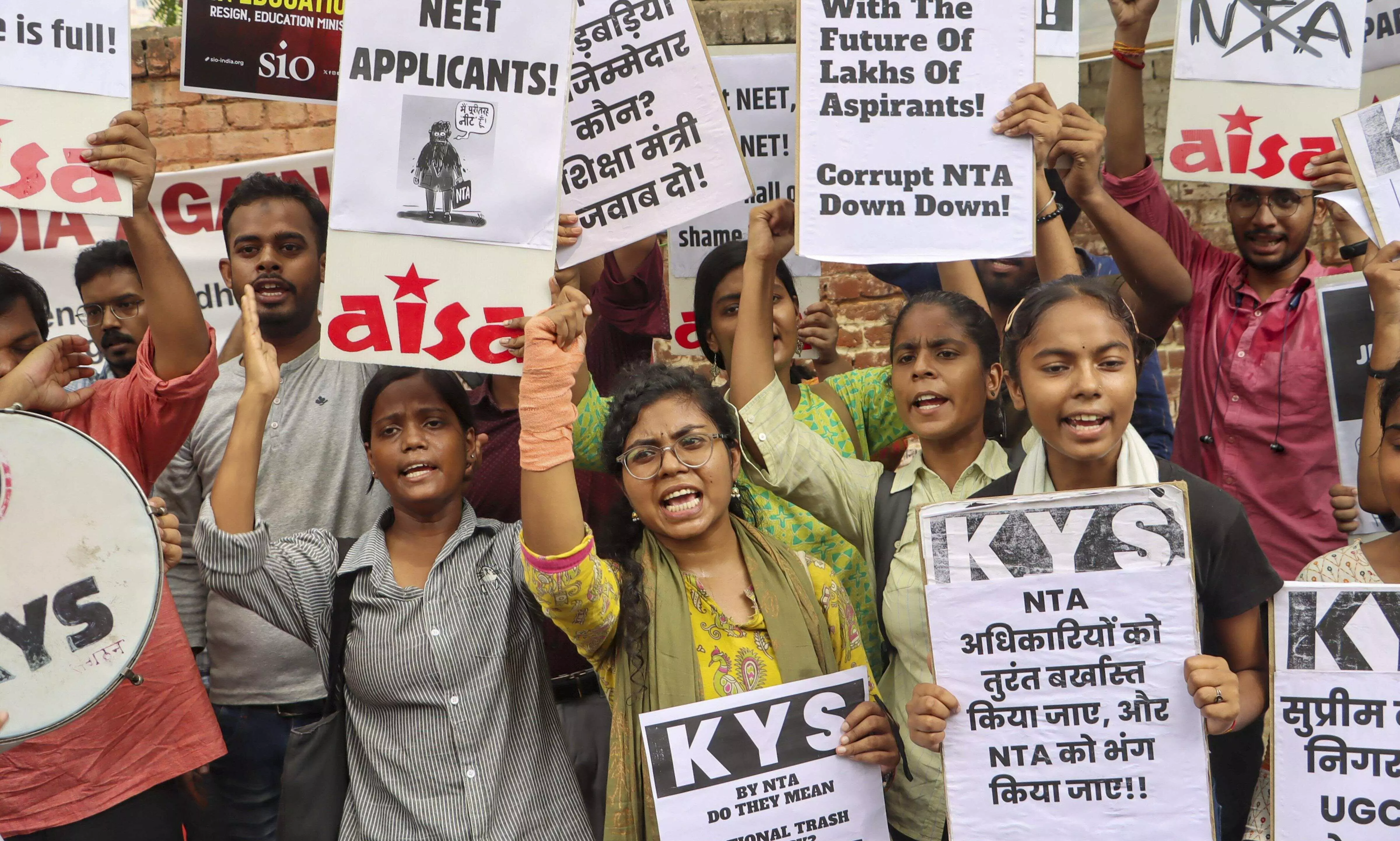 JNUSU protests at Jantar Mantar against NEET-UG irregularities, demands re-test JNUSU protests at Jantar Mantar against NEET-UG irregularities, demands re-test