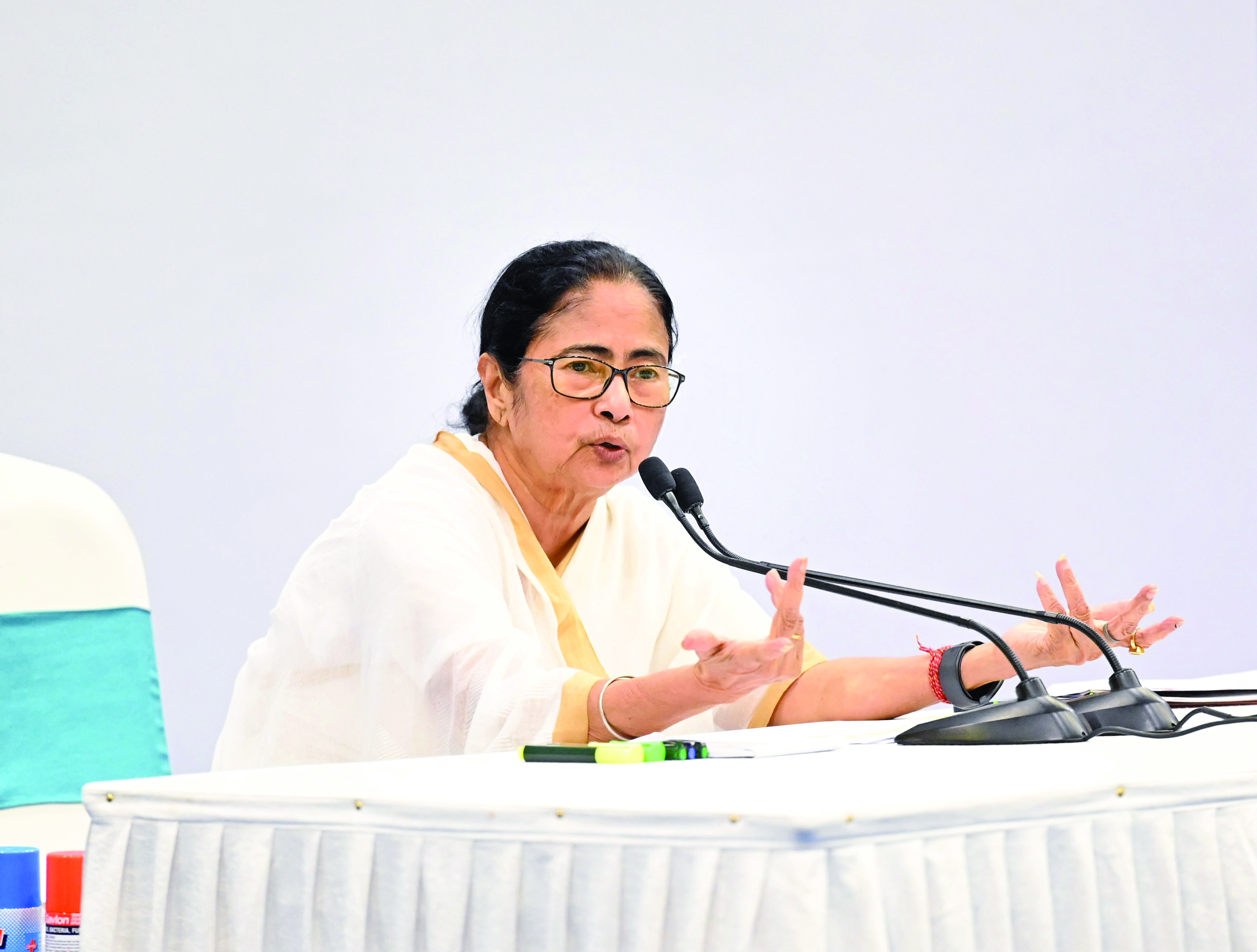 Mamata stalls eviction drive for a month, directs setting up hawker zones Mamata stalls eviction drive for a month, directs setting up hawker zones