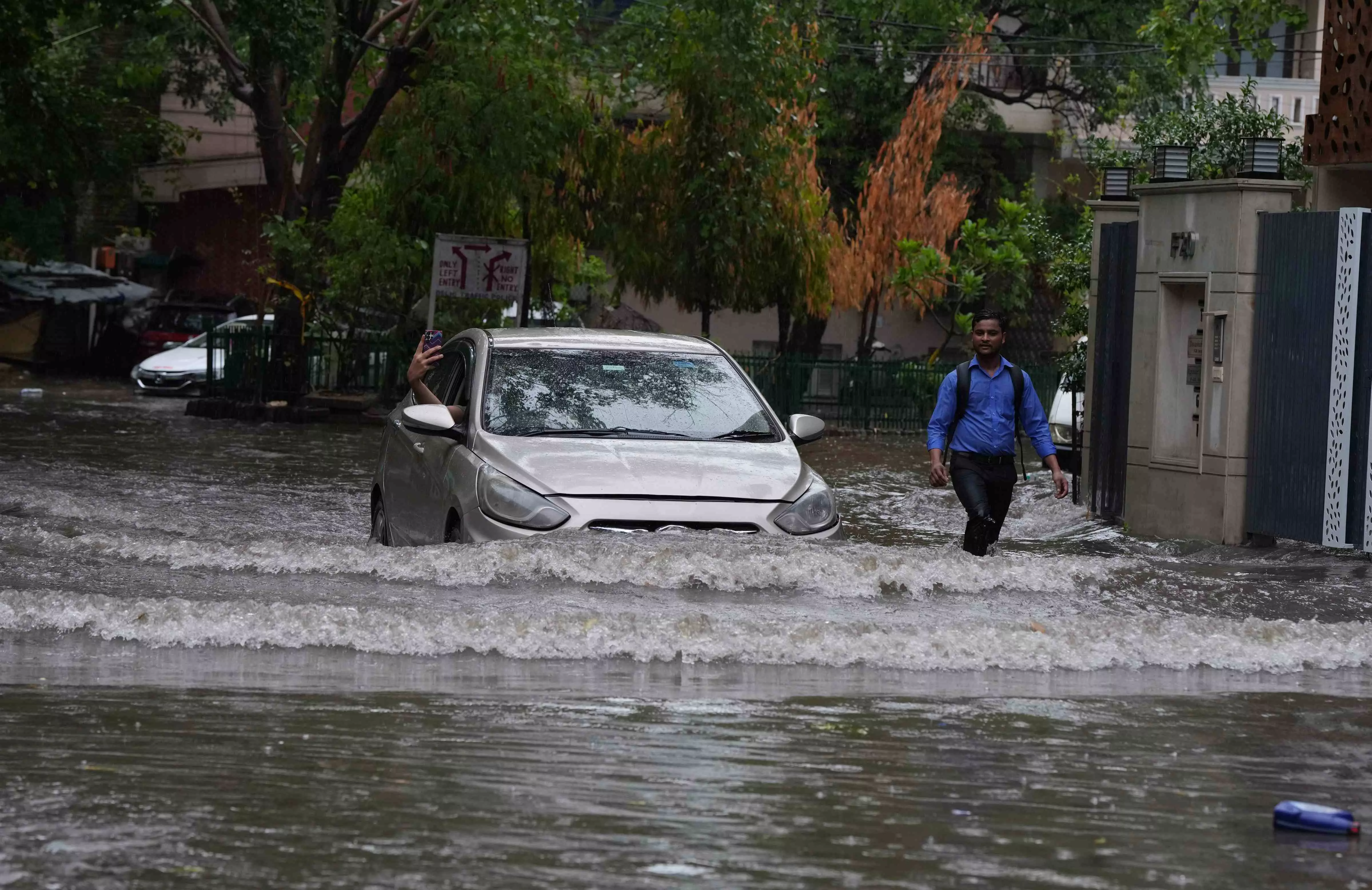 Heavy rain leaves Delhi waterlogged, traffic crawls Heavy rain leaves Delhi waterlogged, traffic crawls