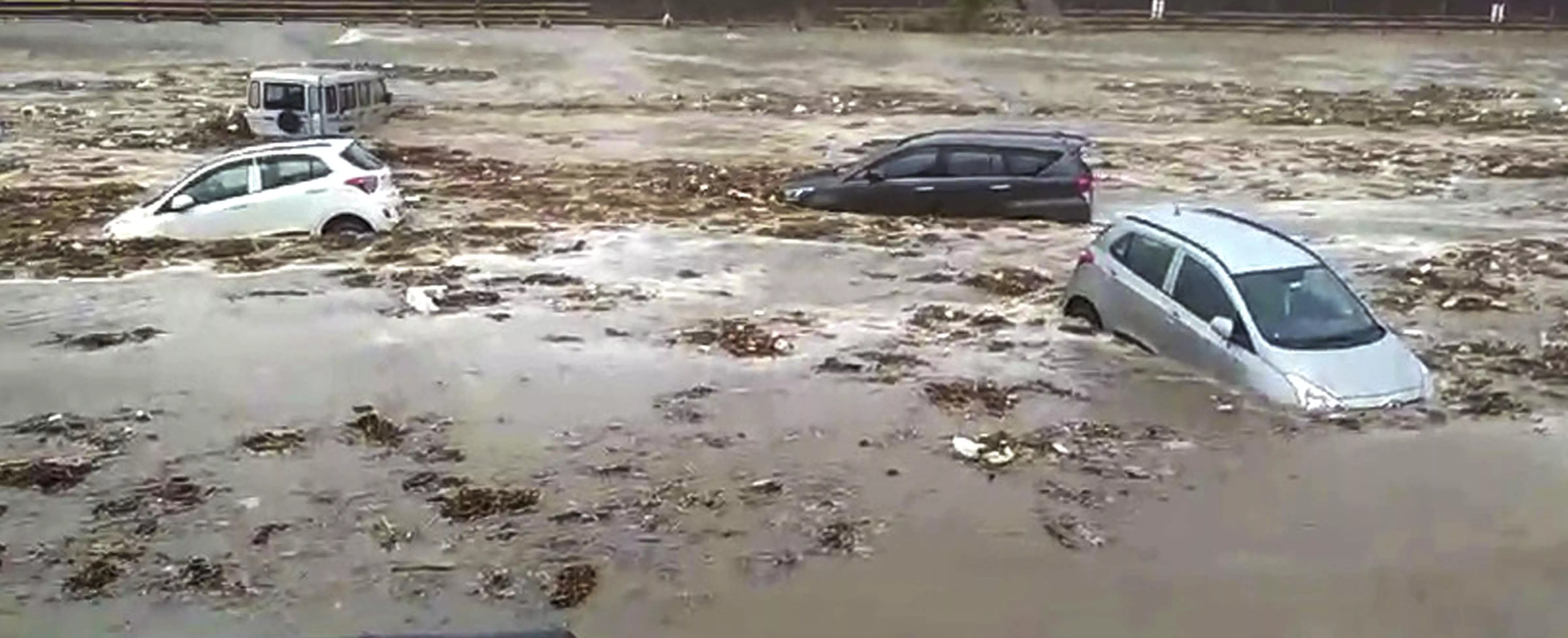 Ukhand: Heavy rain lashes Haridwar, cars swept away in flooded Sukhi river Ukhand: Heavy rain lashes Haridwar, cars swept away in flooded Sukhi river