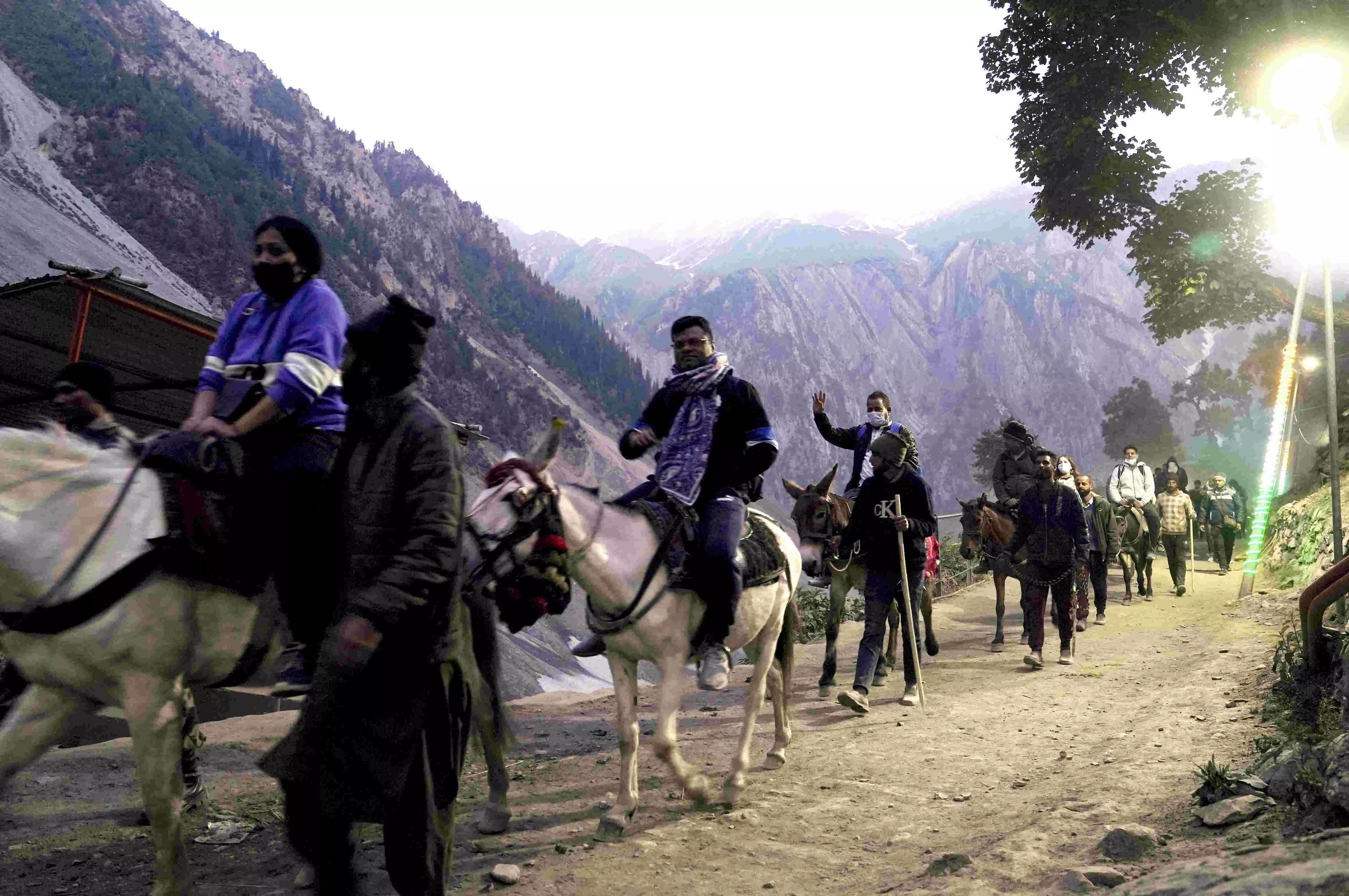 Amarnath Yatra: Third batch of over 6,600 pilgrims leaves Jammu base camp for Kashmir Amarnath Yatra: Third batch of over 6,600 pilgrims leaves Jammu base camp for Kashmir