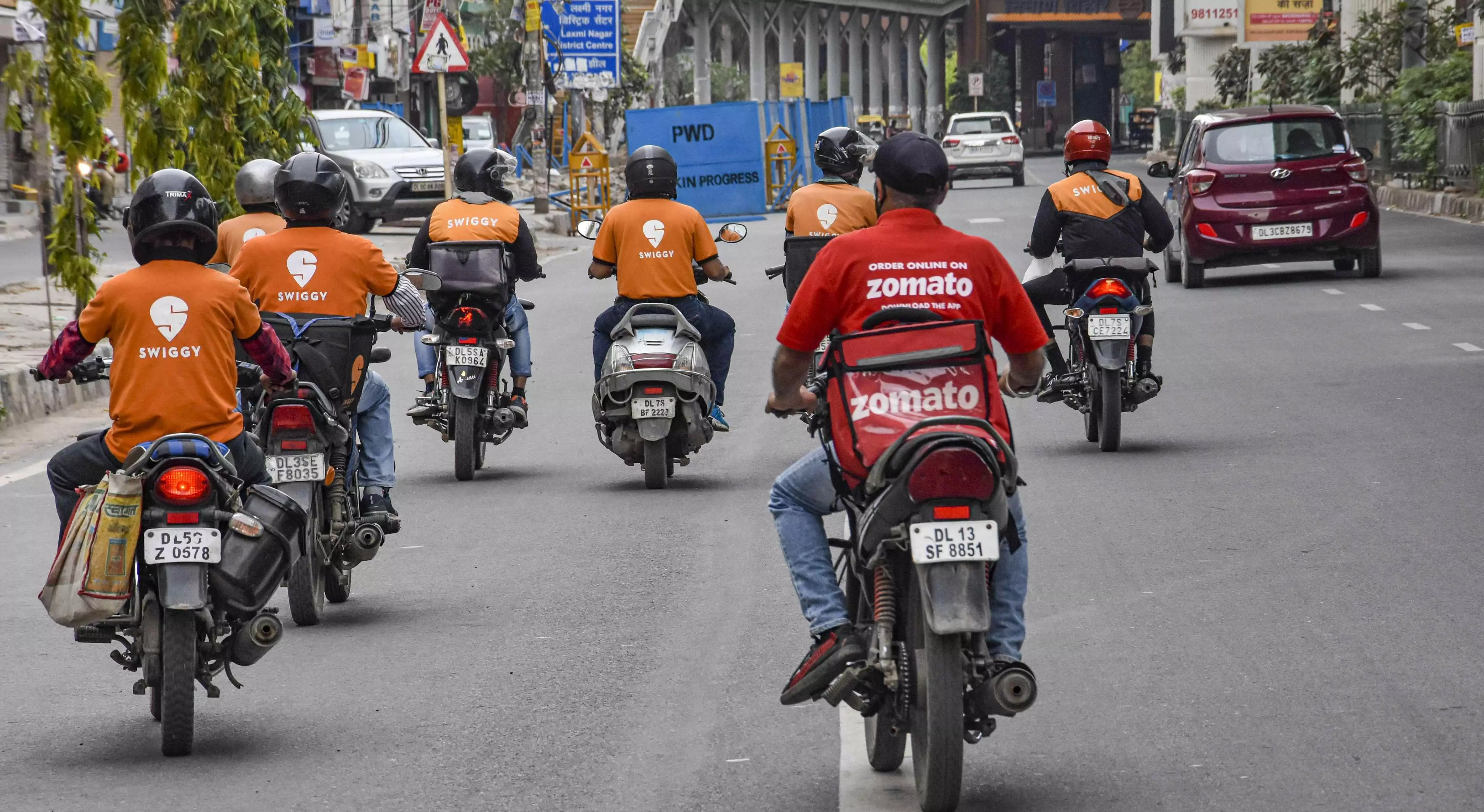 Heat, humidity or hale: ‘majboori’ makes gig workers brave the elements Heat, humidity or hale: ‘majboori’ makes gig workers brave the elements