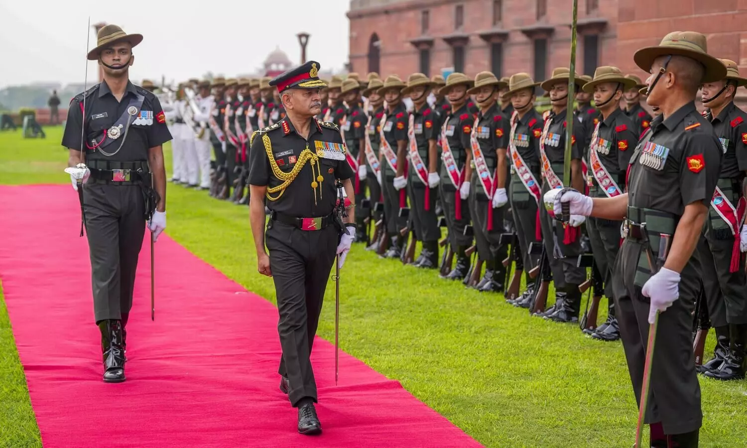 Army Chief reviews operational preparedness along LoC in J-K