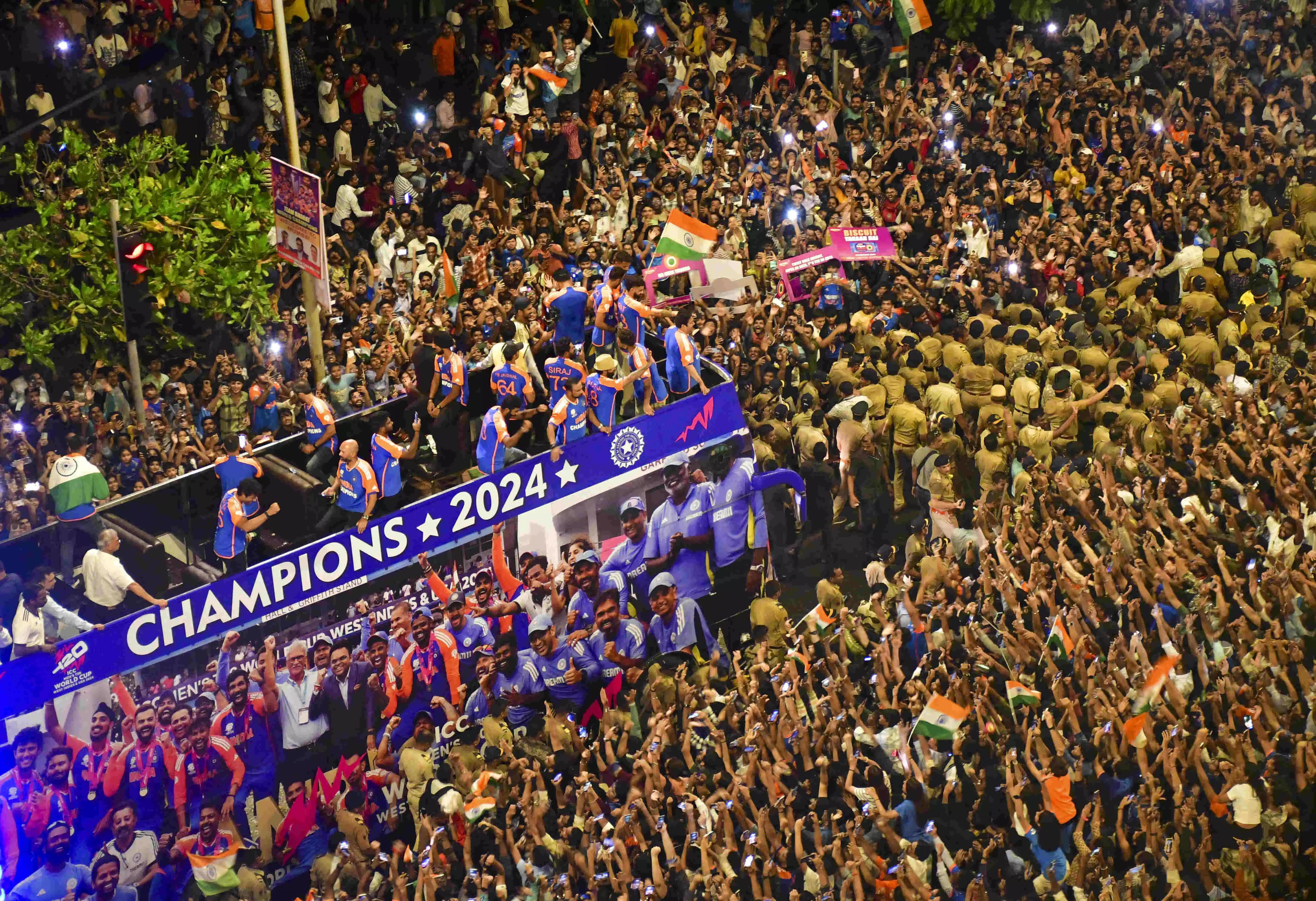 Mumbai halts to salute Team Indias victory parade Mumbai halts to salute Team Indias victory parade