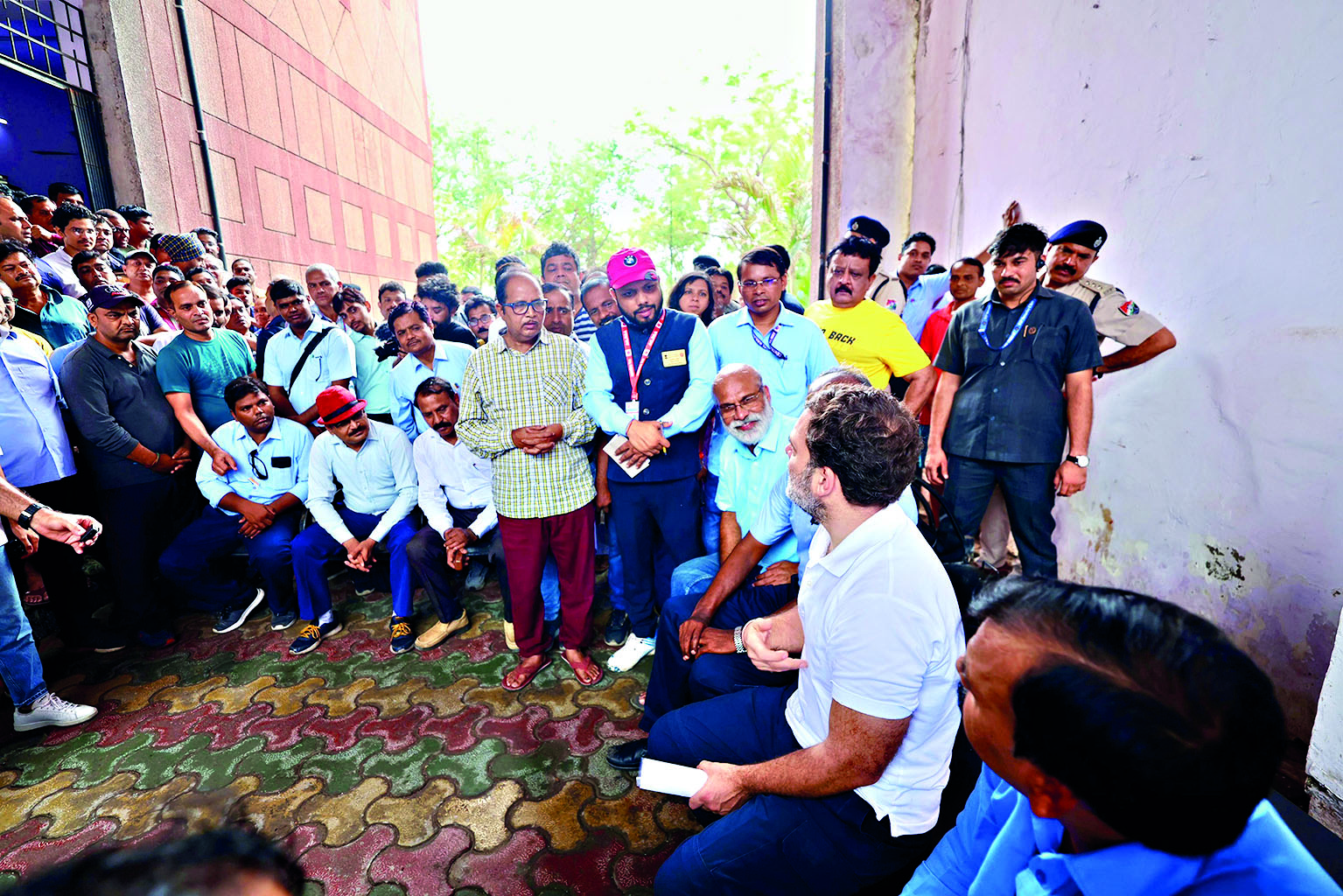 Rahul meets Railways loco pilots, they complain of inadequate rest