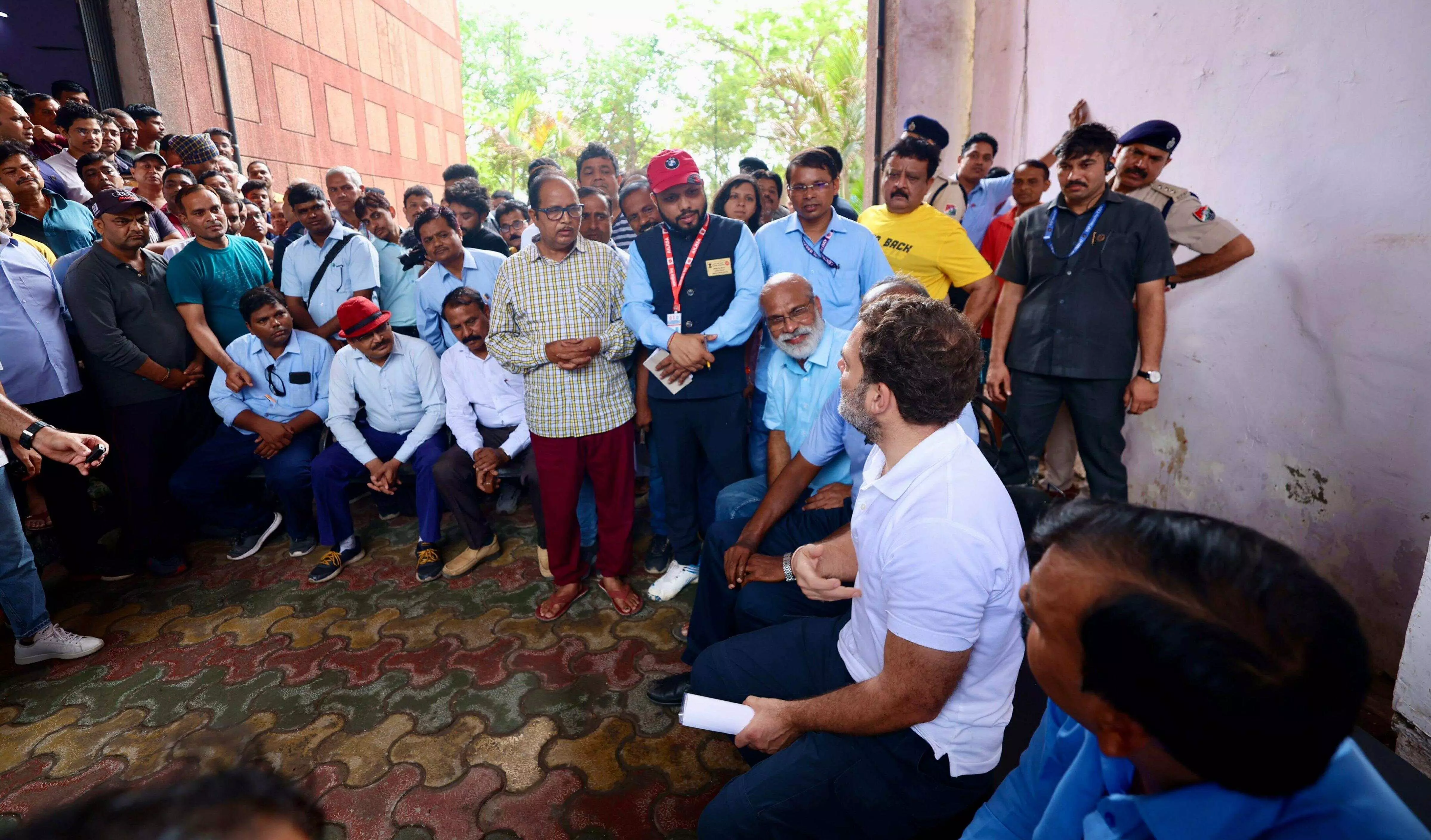 Train drivers draw Rahul Gandhis attention to serious safety issues in Railways Train drivers draw Rahul Gandhis attention to serious safety issues in Railways