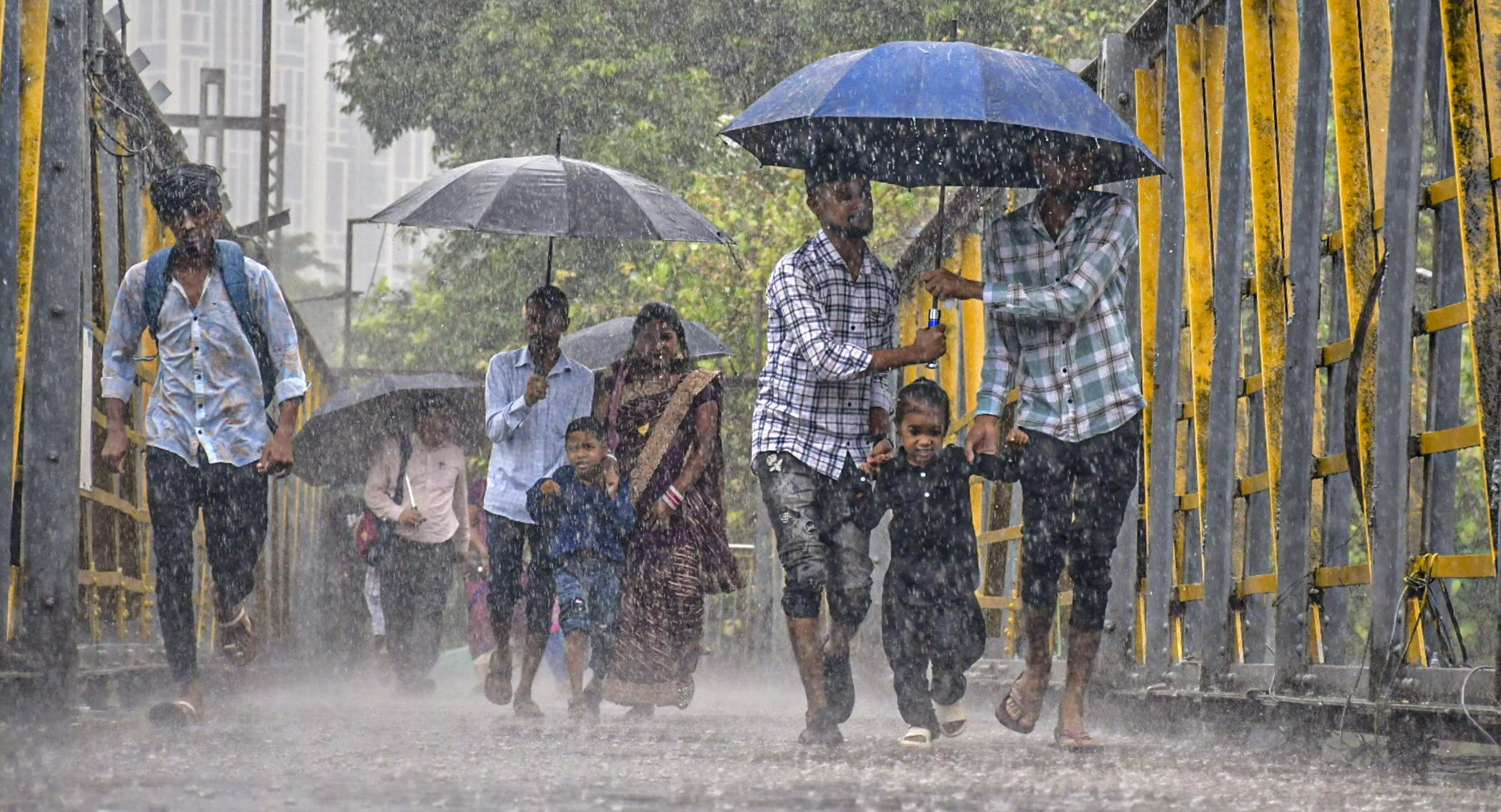 Heavy rains, low visibility hit Mumbai airport operations, 50 flights cancelled Heavy rains, low visibility hit Mumbai airport operations, 50 flights cancelled
