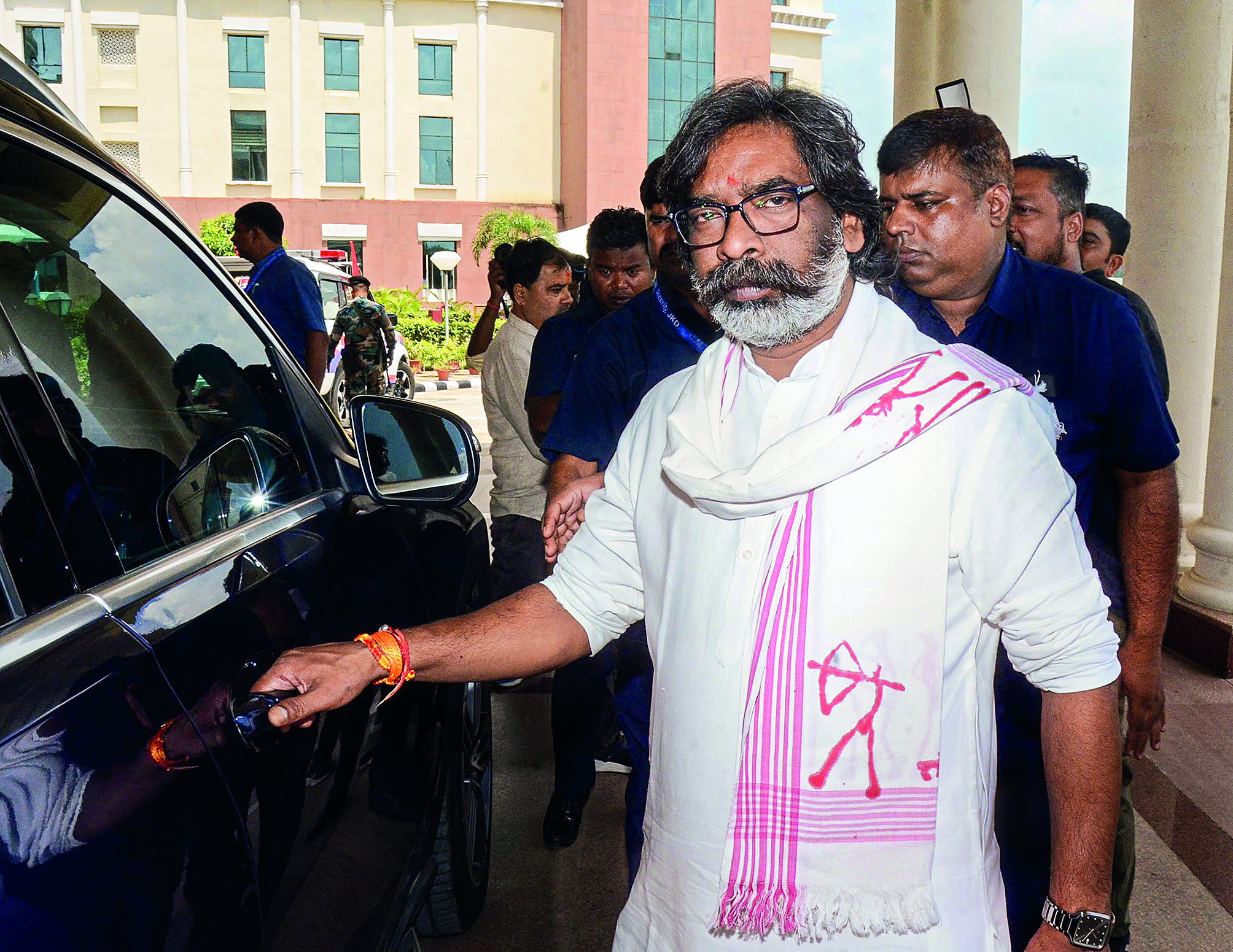ED moves SC challenging bail to Hemant Soren in money laundering case ED moves SC challenging bail to Hemant Soren in money laundering case