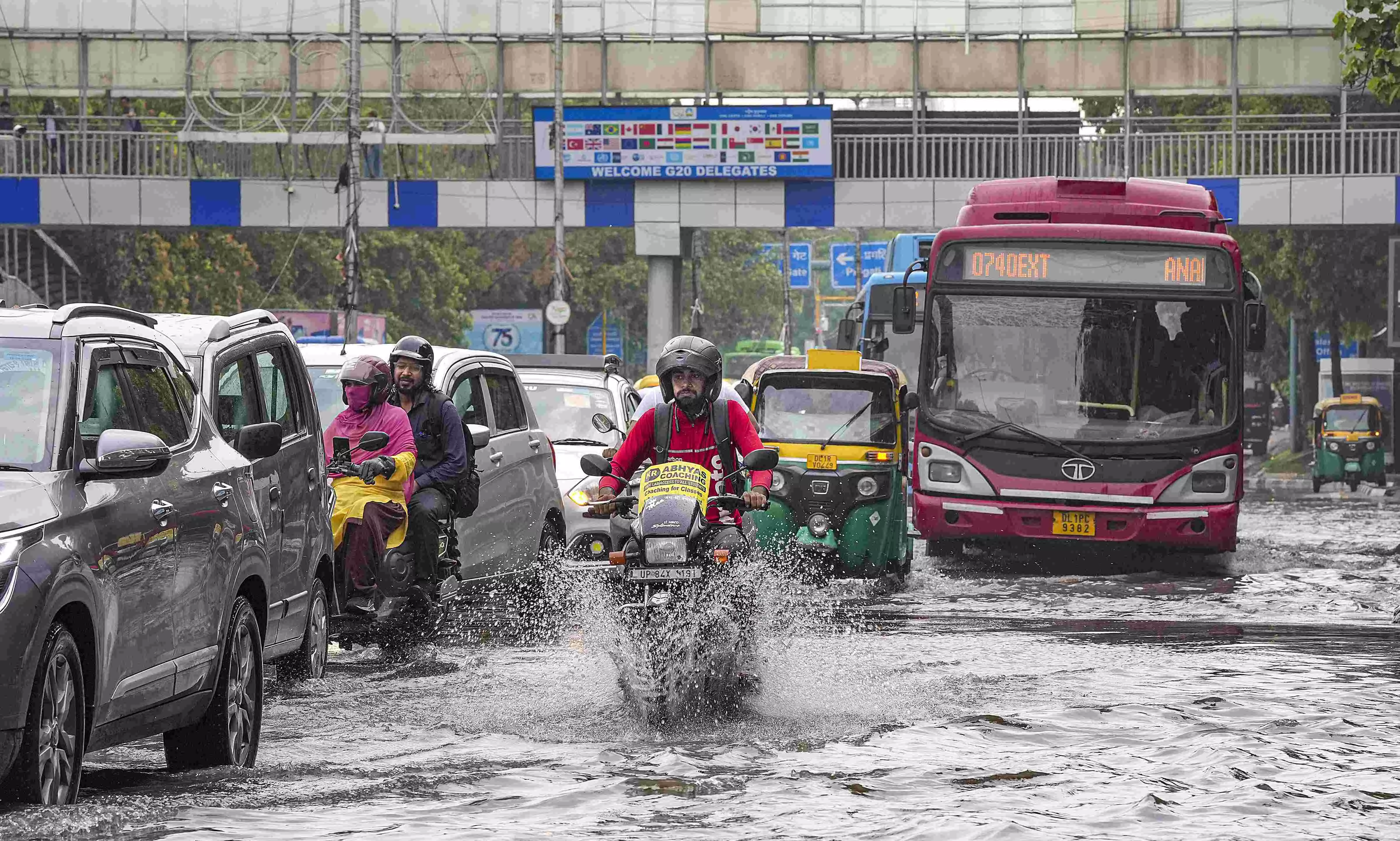 Delhi commuters face traffic snarls as heavy rain causes waterlogging Delhi commuters face traffic snarls as heavy rain causes waterlogging