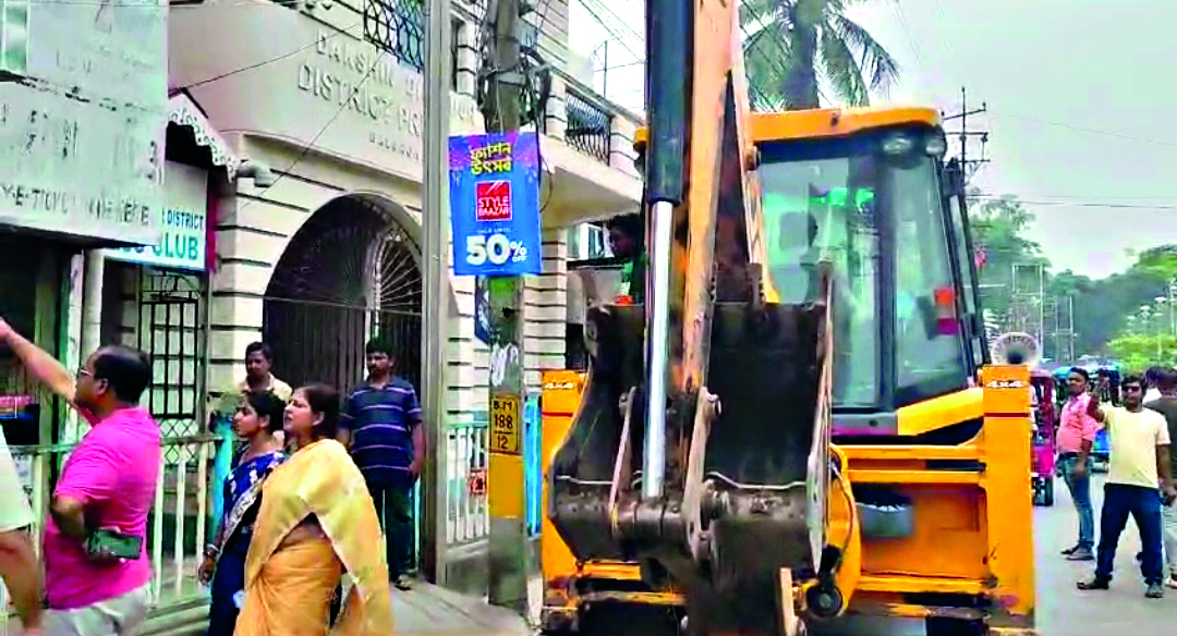 Illegal encroachment drive initiated in Balurghat city