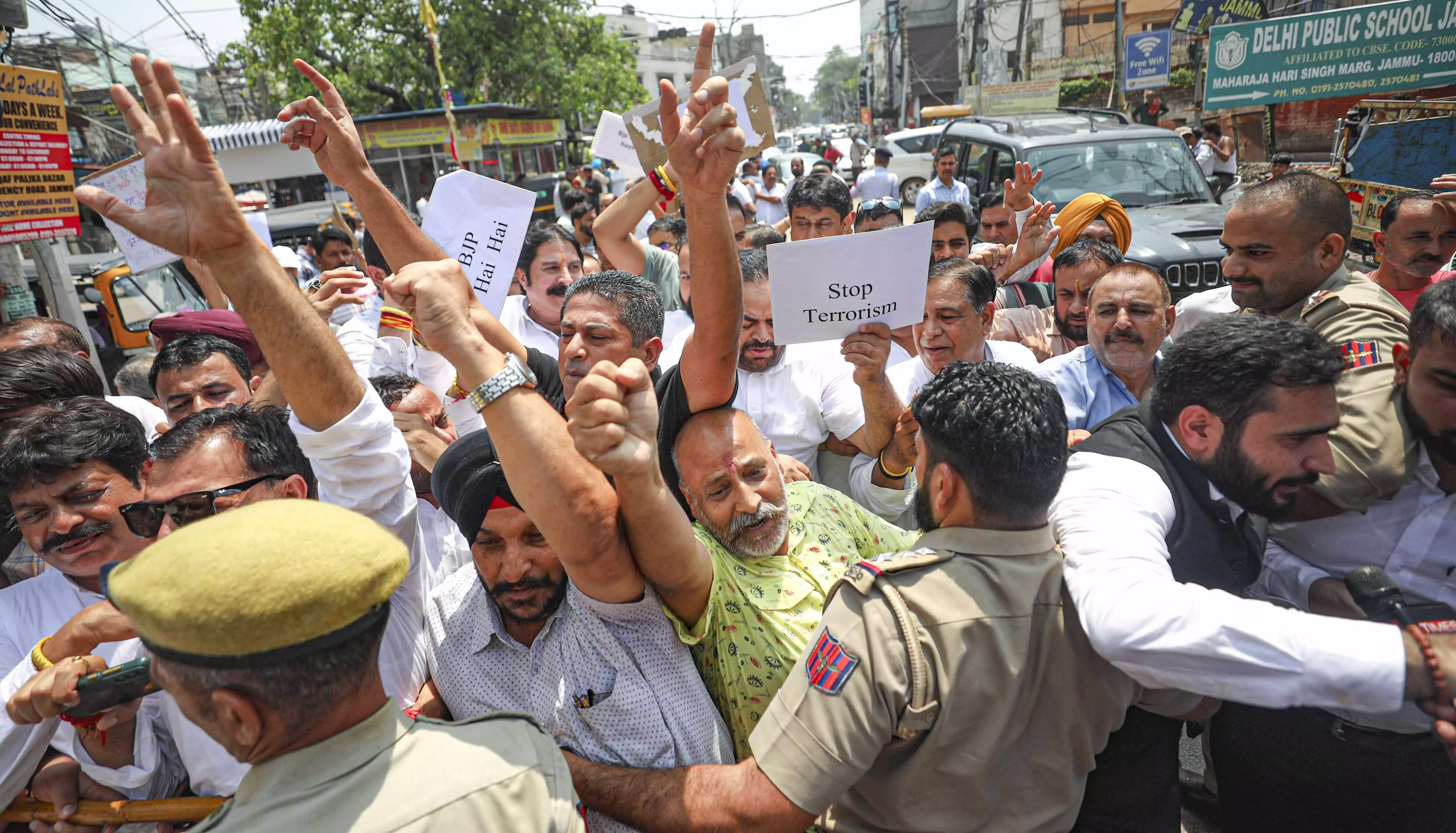 Cong holds protest against BJP govts failure to curb terrorism in J-K Cong holds protest against BJP govts failure to curb terrorism in J-K