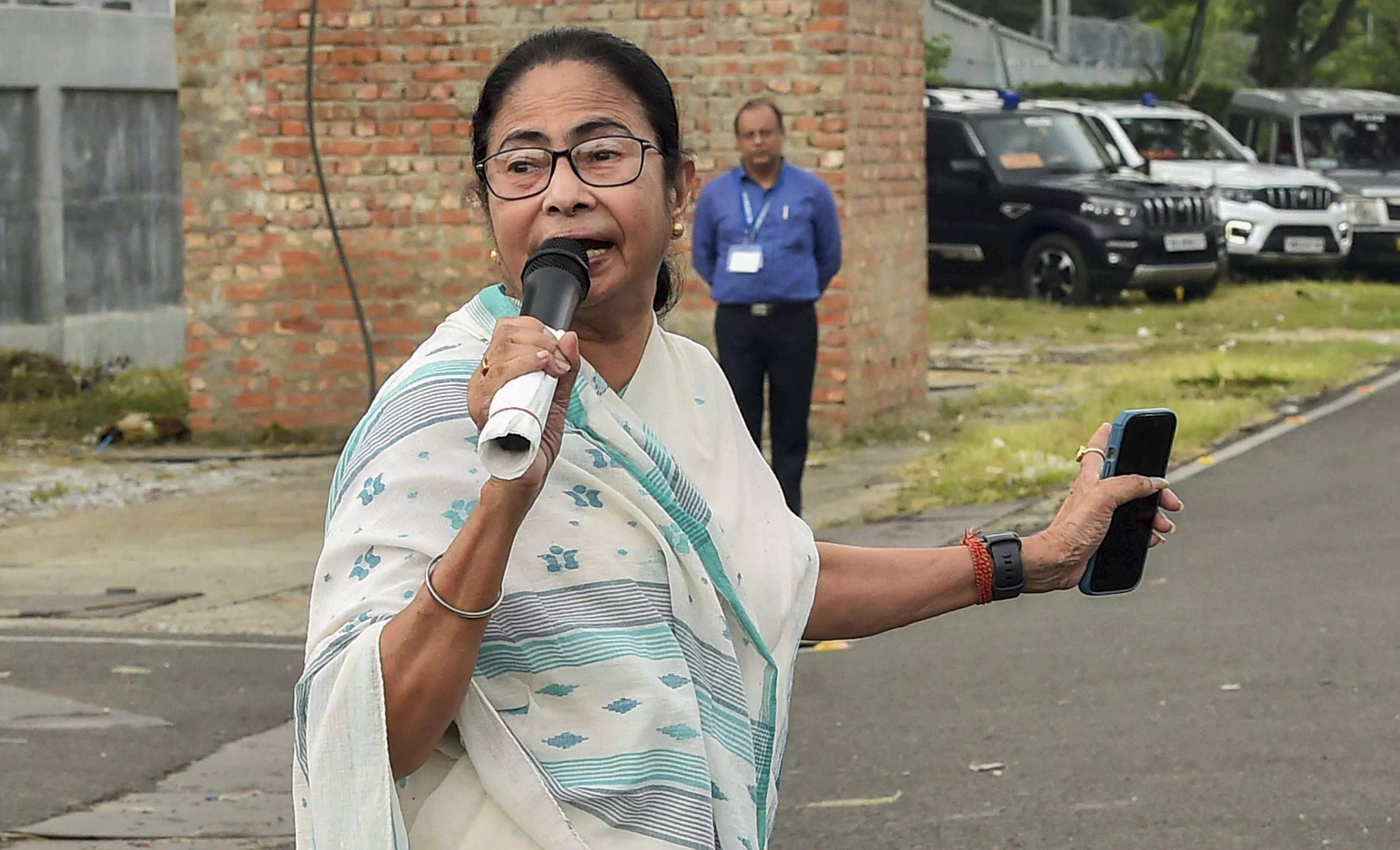 Mamata to meet Uddhav Thackeray, Sharad Pawar, Akhilesh Yadav in Mumbai Mamata to meet Uddhav Thackeray, Sharad Pawar, Akhilesh Yadav in Mumbai