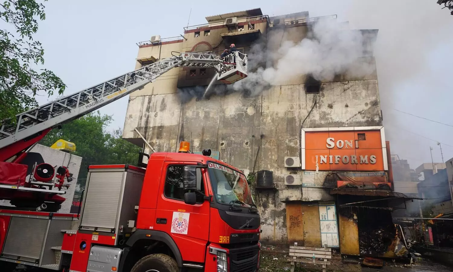 Massive fire at cafe in Delhis Mayur Vihar, adjoining shops gutted